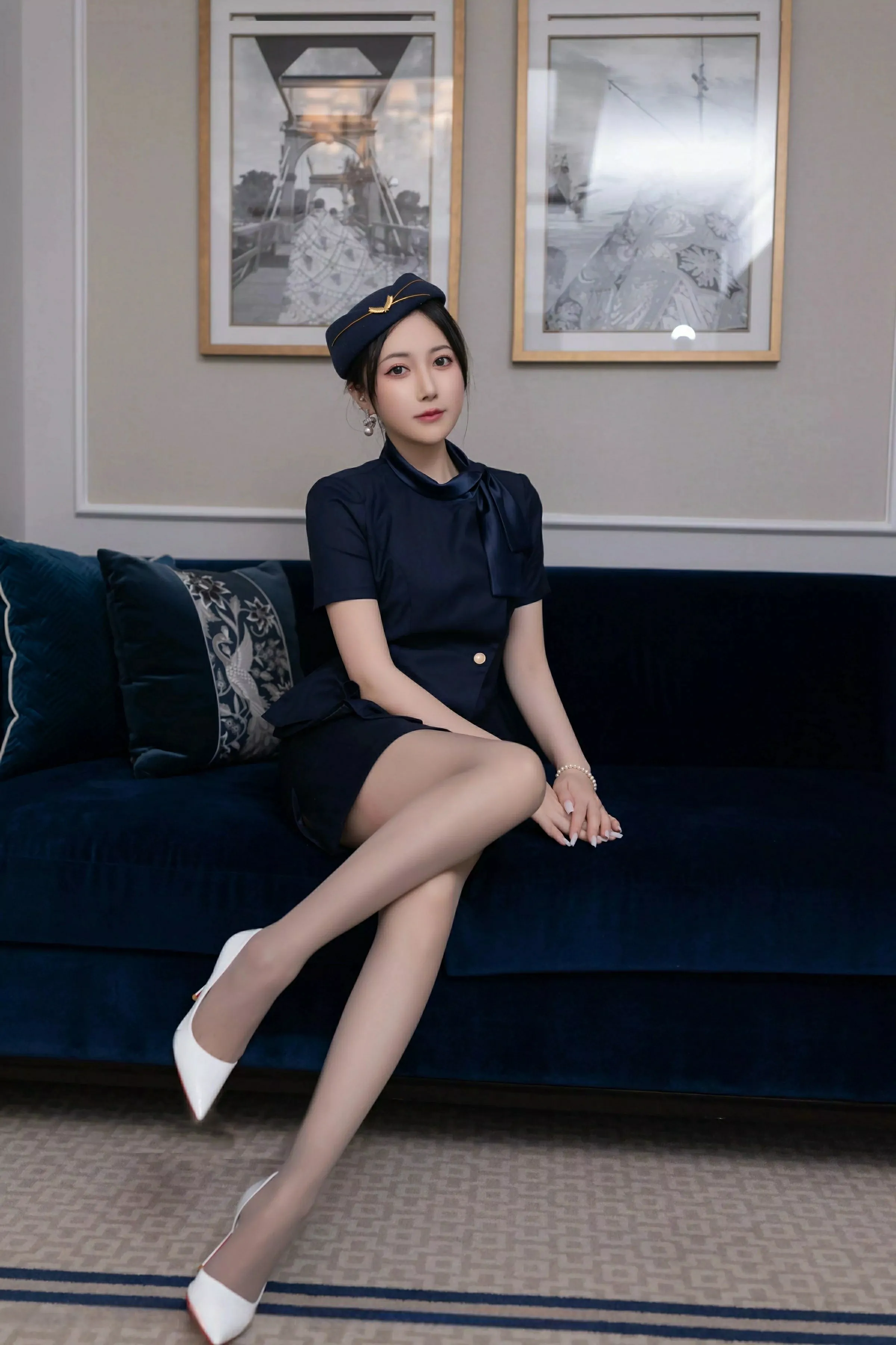 秀人集.com_[XiuRen秀人网]No.10142_模特鱼子酱Fish性感空姐制服露白色内衣配灰丝袜秀美腿诱惑写真80P