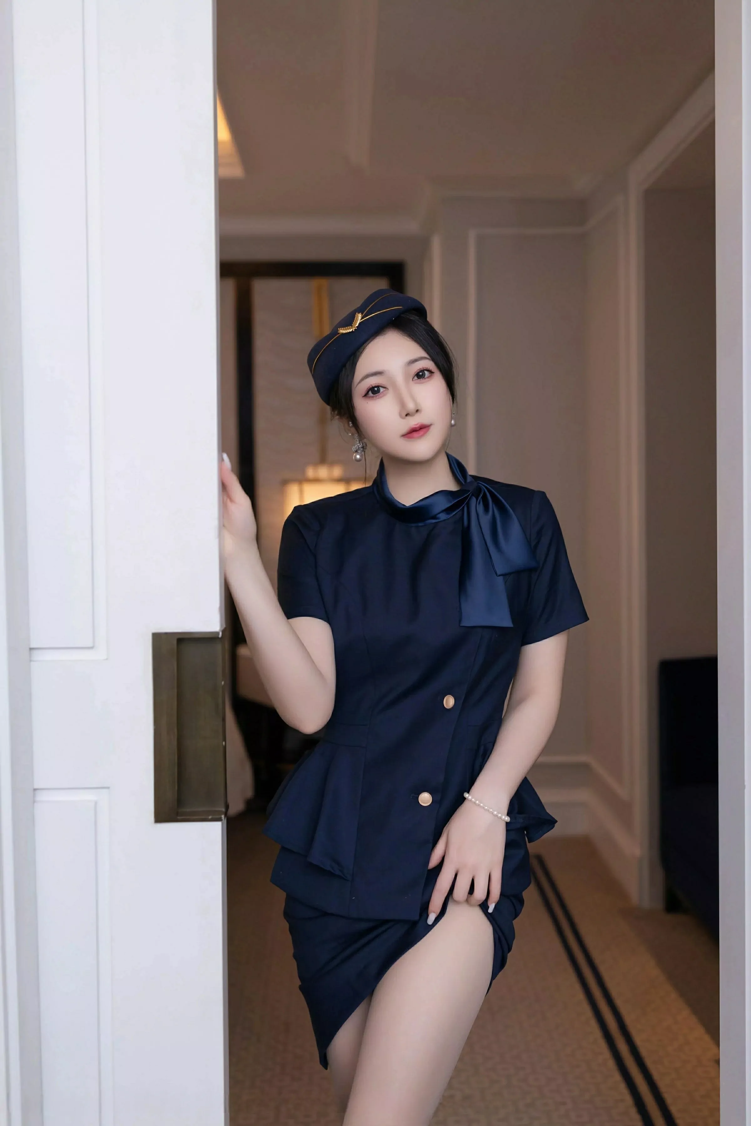 秀人集.com_[XiuRen秀人网]No.10142_模特鱼子酱Fish性感空姐制服露白色内衣配灰丝袜秀美腿诱惑写真80P