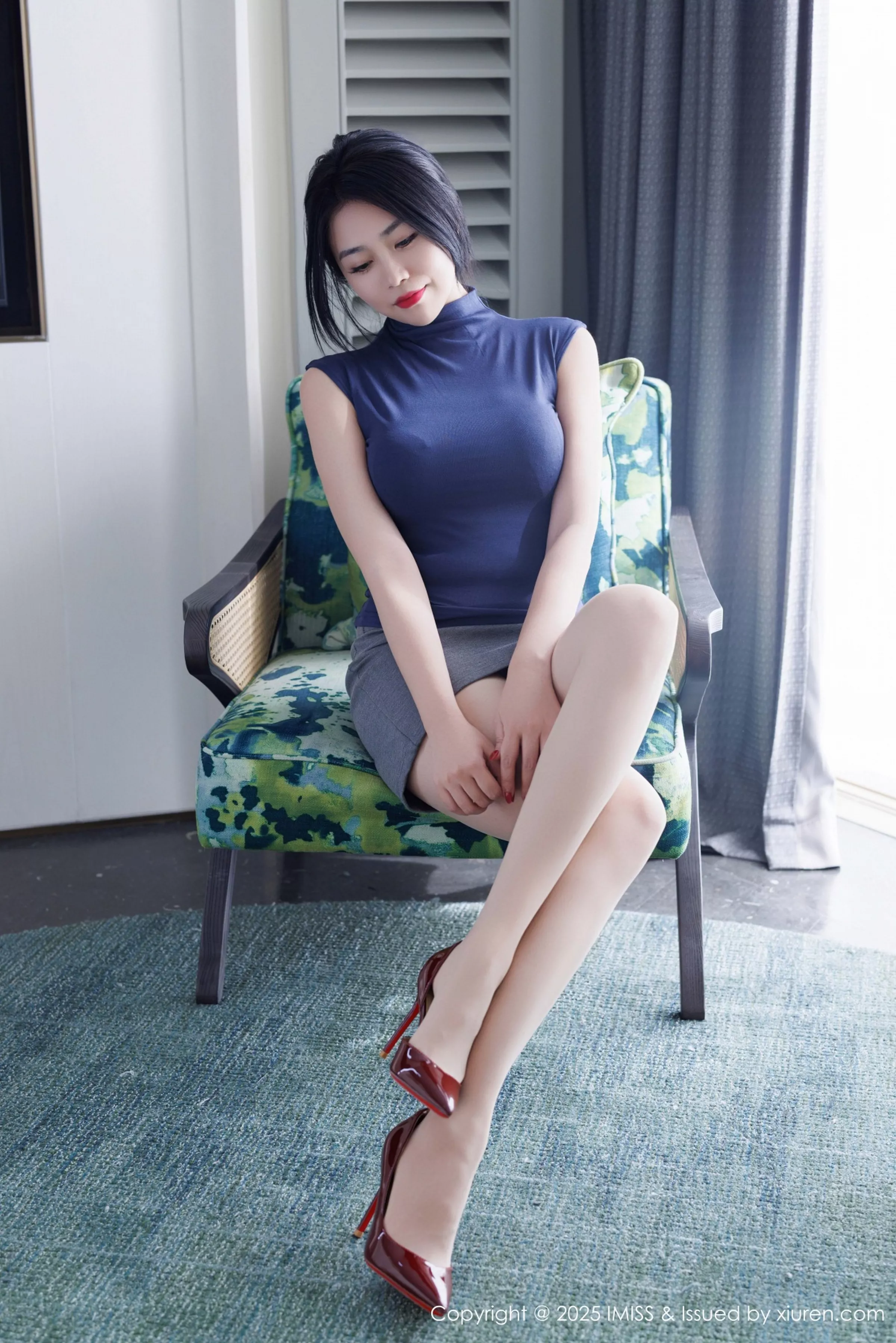 秀人集.com_[IMISS爱蜜社]Vol.789_气质女神许诺Sabrina性感灰色包臀裙配超薄肉丝秀美腿诱惑写真86P