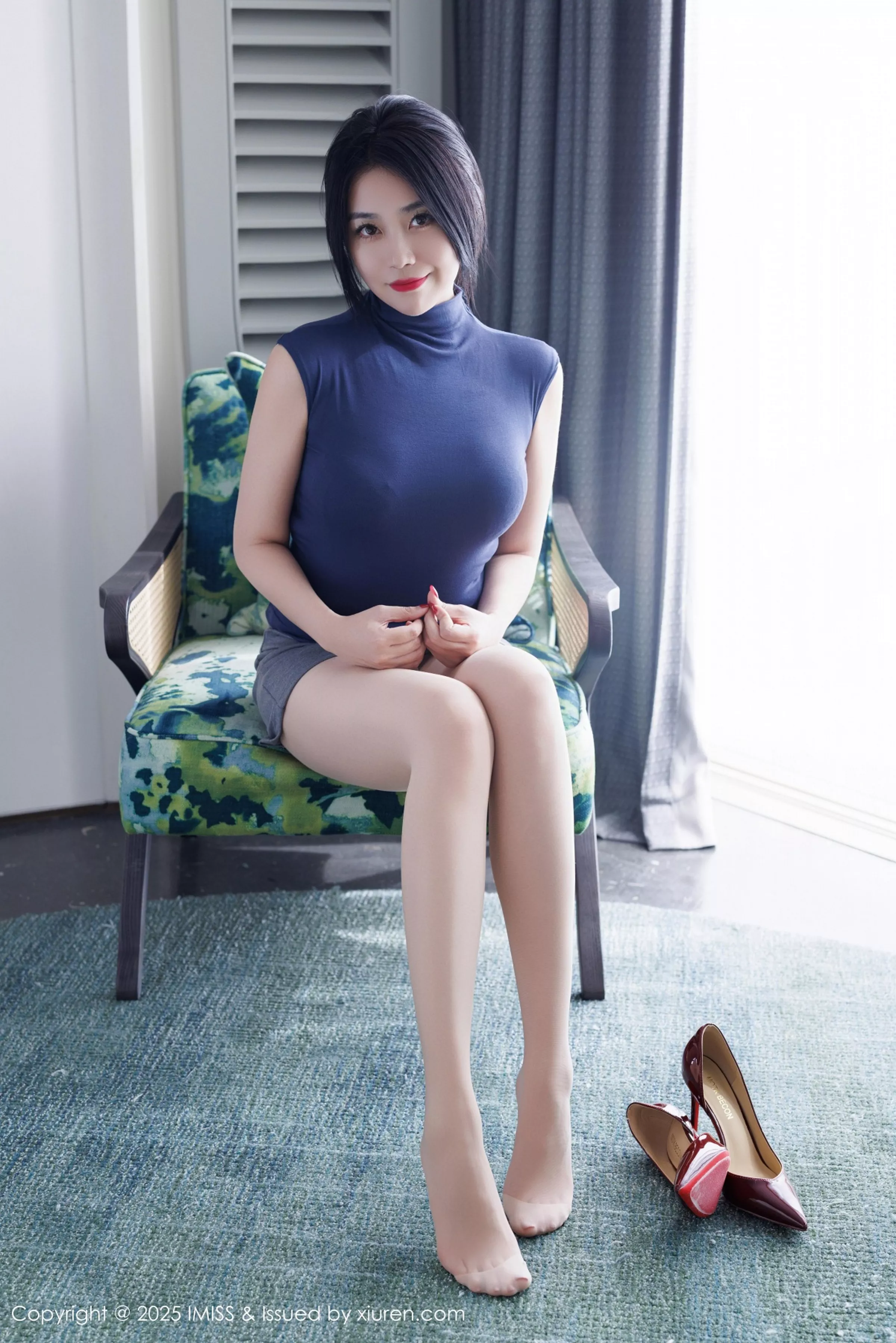 秀人集.com_[IMISS爱蜜社]Vol.789_气质女神许诺Sabrina性感灰色包臀裙配超薄肉丝秀美腿诱惑写真86P