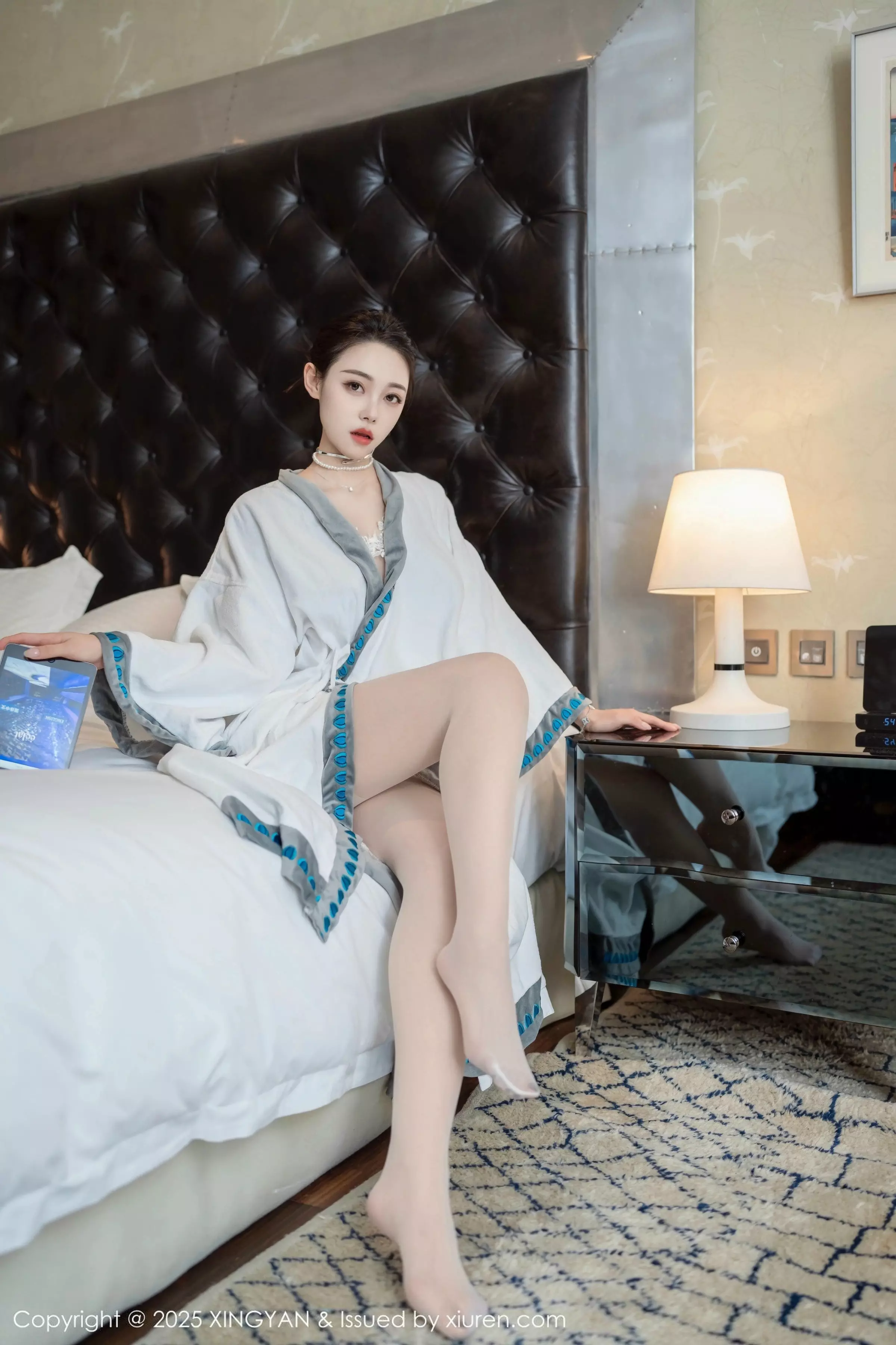 秀人集.com_[XINGYAN星颜社]VOL.326_模特清妙白色浴袍露白色情感内衣配白丝吊袜秀美腿诱惑写真80P
