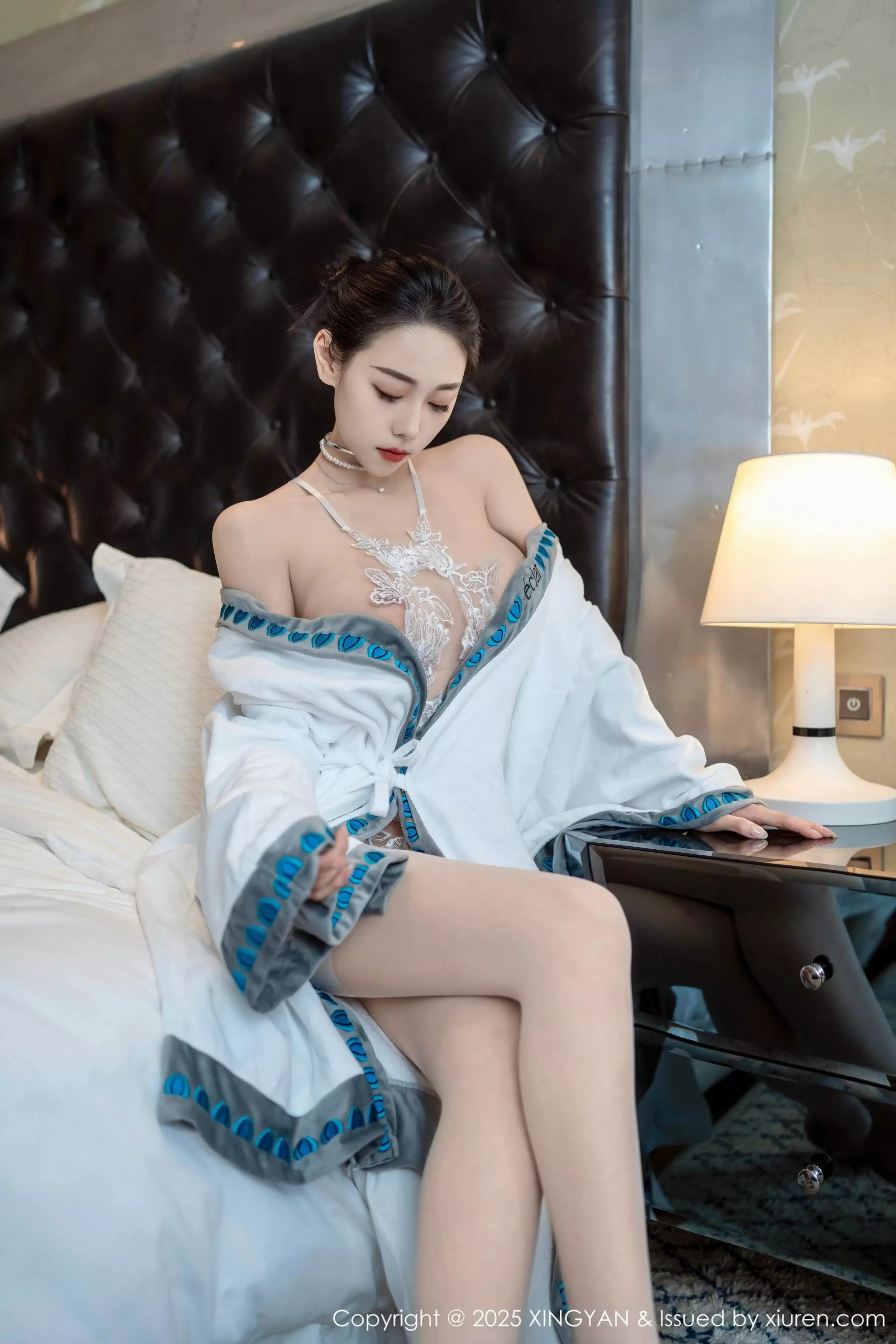 秀人集.com_[XINGYAN星颜社]VOL.326_模特清妙白色浴袍露白色情感内衣配白丝吊袜秀美腿诱惑写真80P