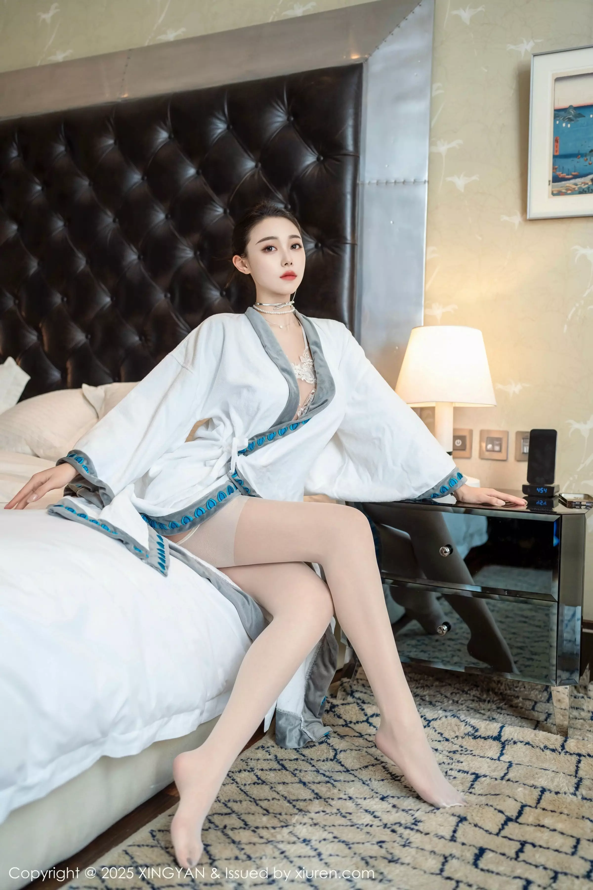 秀人集.com_[XINGYAN星颜社]VOL.326_模特清妙白色浴袍露白色情感内衣配白丝吊袜秀美腿诱惑写真80P