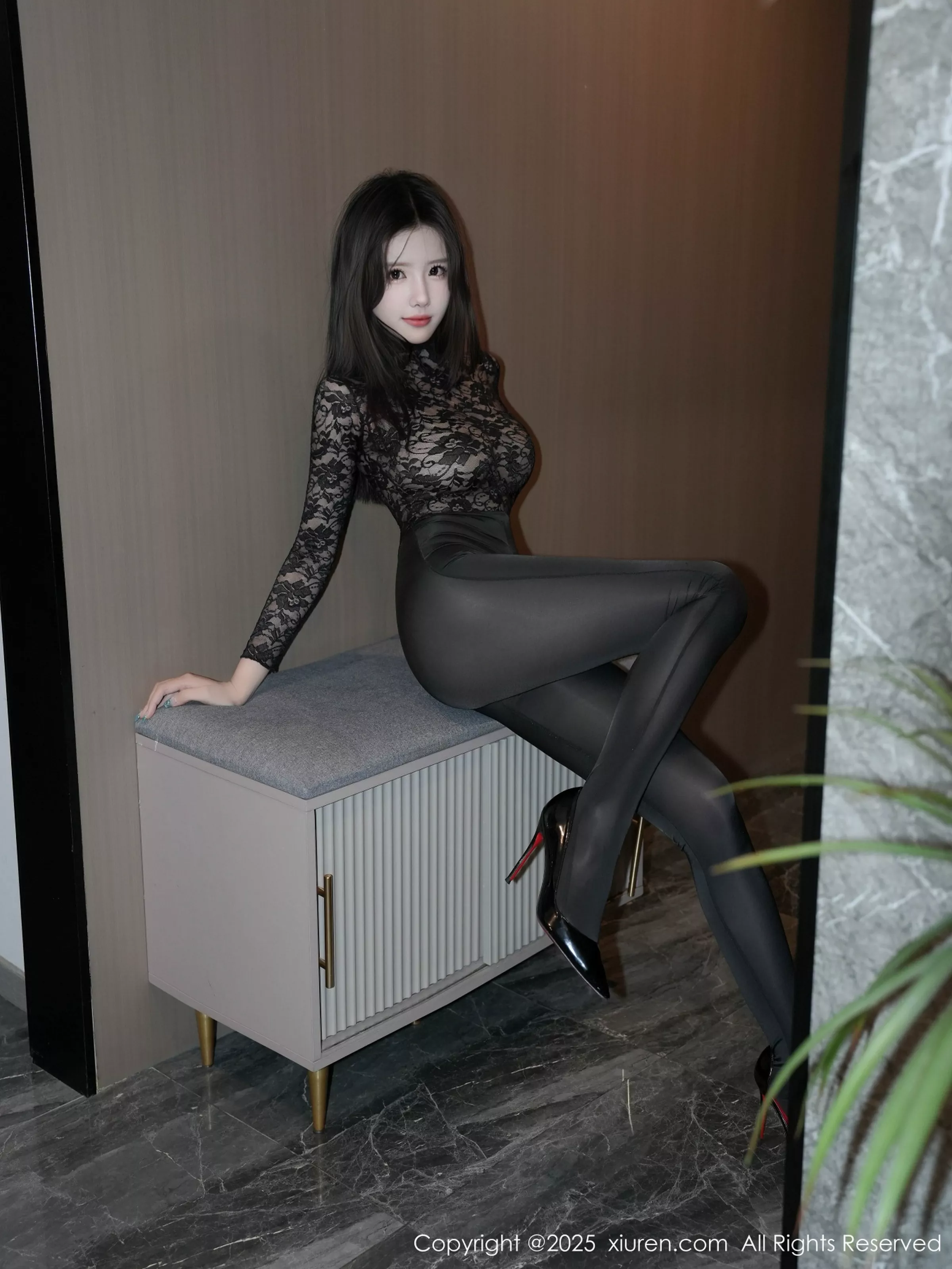 秀人集.com_[XiuRen秀人网]No.10171_模特袁圆性感黑色蕾丝服饰配黑丝连体衣秀曼妙身姿惹火诱惑写真57P