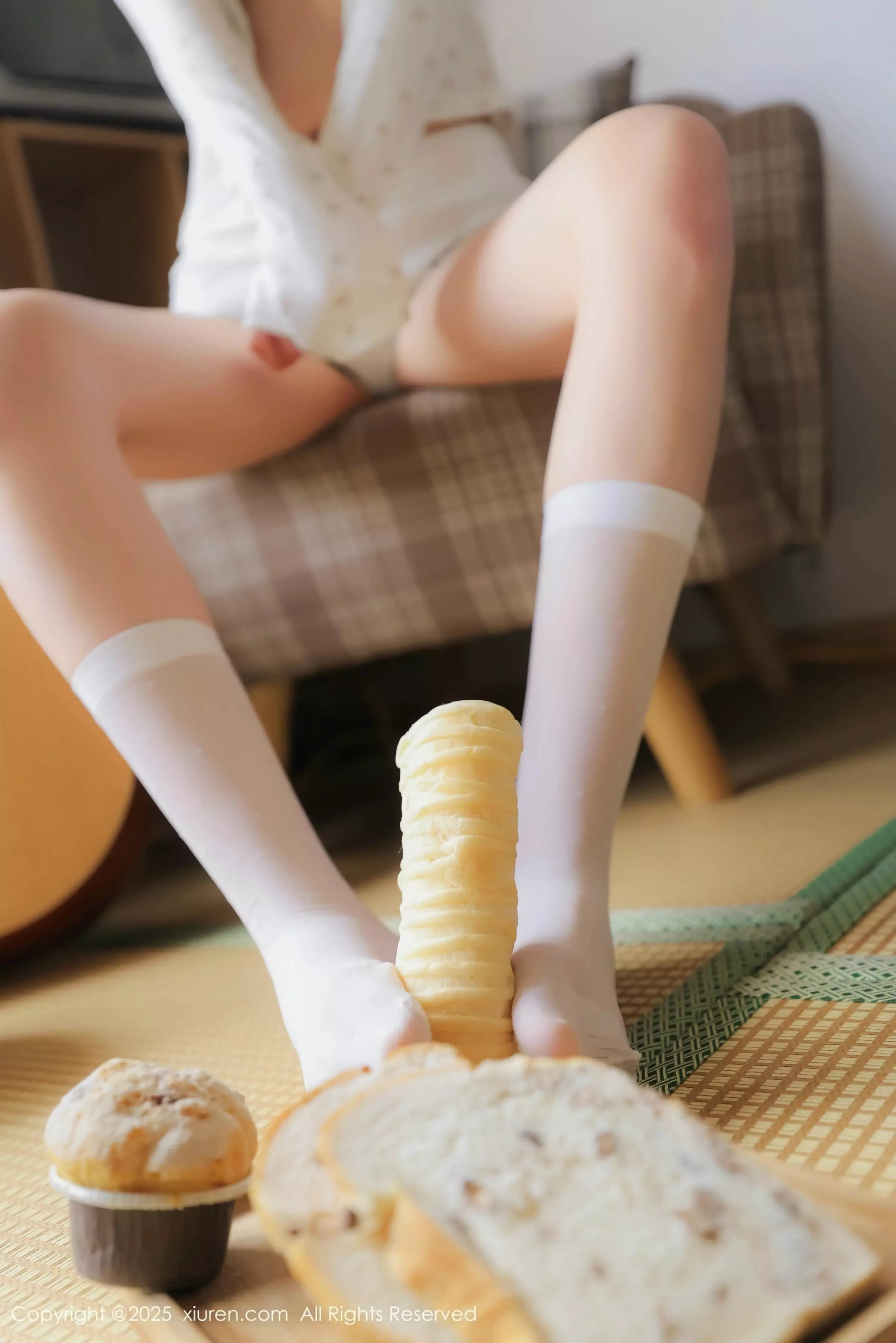 秀人集.com_[XiuRen秀人网]No.10073_模特奶芙乔乔性感原木棉吊带配白色丝袜秀凹凸身材完美诱惑写真70P