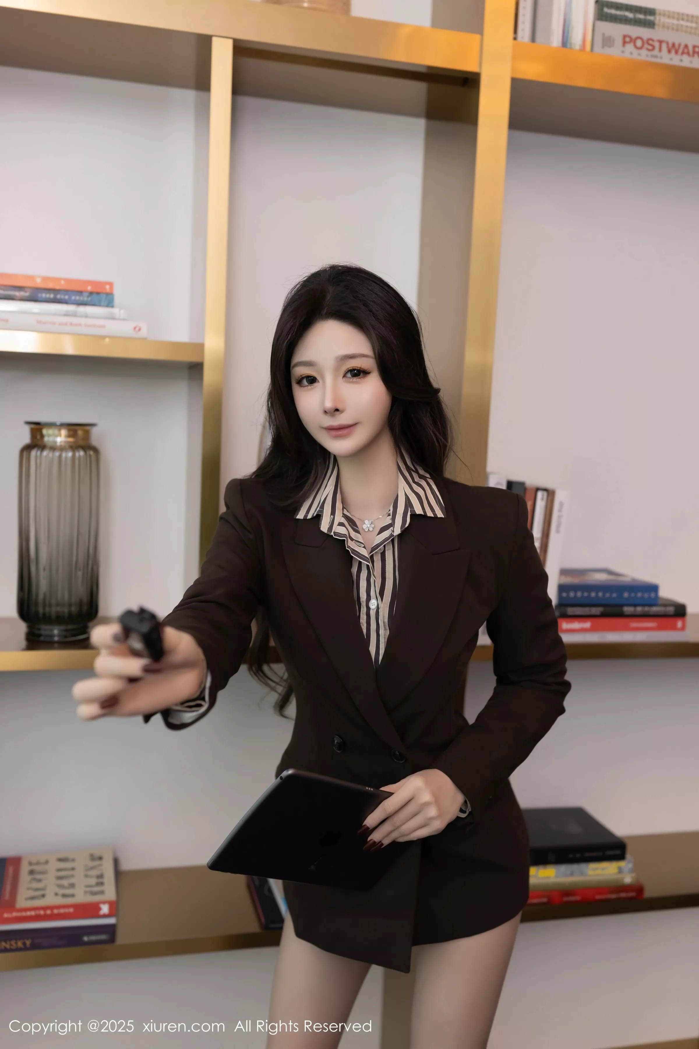 秀人集.com_[XiuRen秀人网]No.10202_模特小逗逗性感衬衫露紫色蕾丝内衣配黑丝袜秀曼妙身姿诱惑写真80P