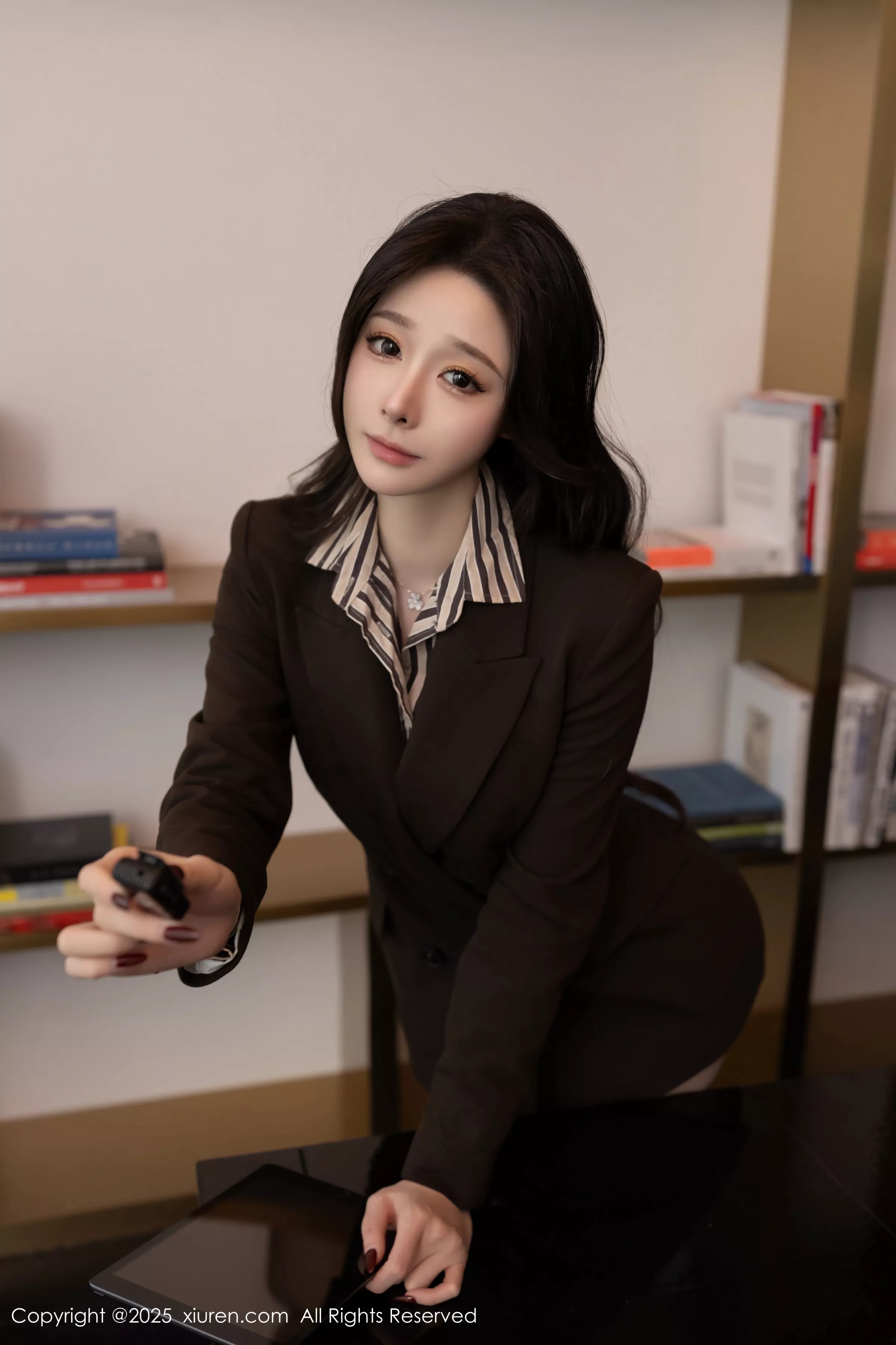 秀人集.com_[XiuRen秀人网]No.10202_模特小逗逗性感衬衫露紫色蕾丝内衣配黑丝袜秀曼妙身姿诱惑写真80P