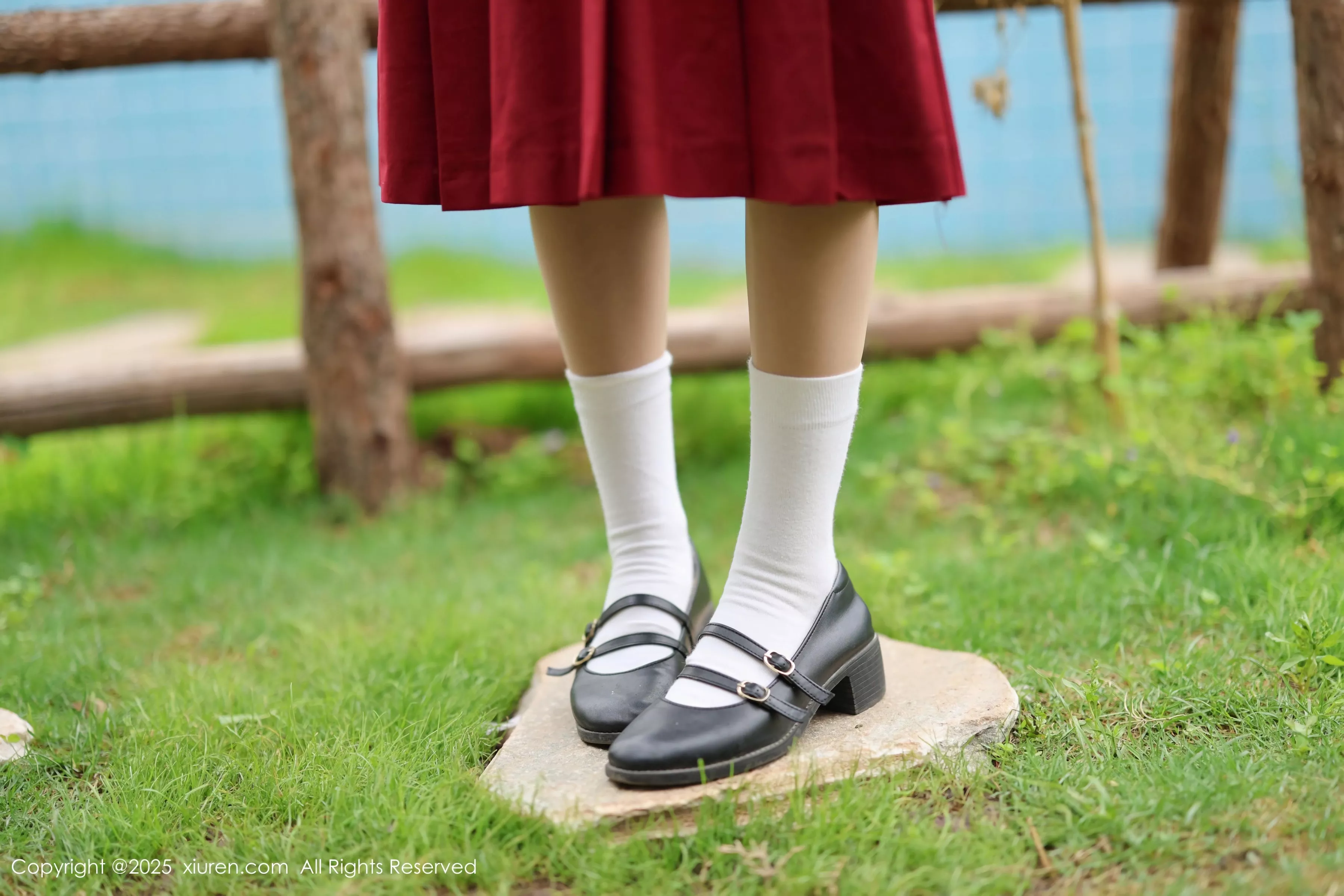 秀人集.com_[XiuRen秀人网]No.10215_新人模特茂木希子性感红色裙子配肉色丝袜秀完美曲线诱惑写真82P