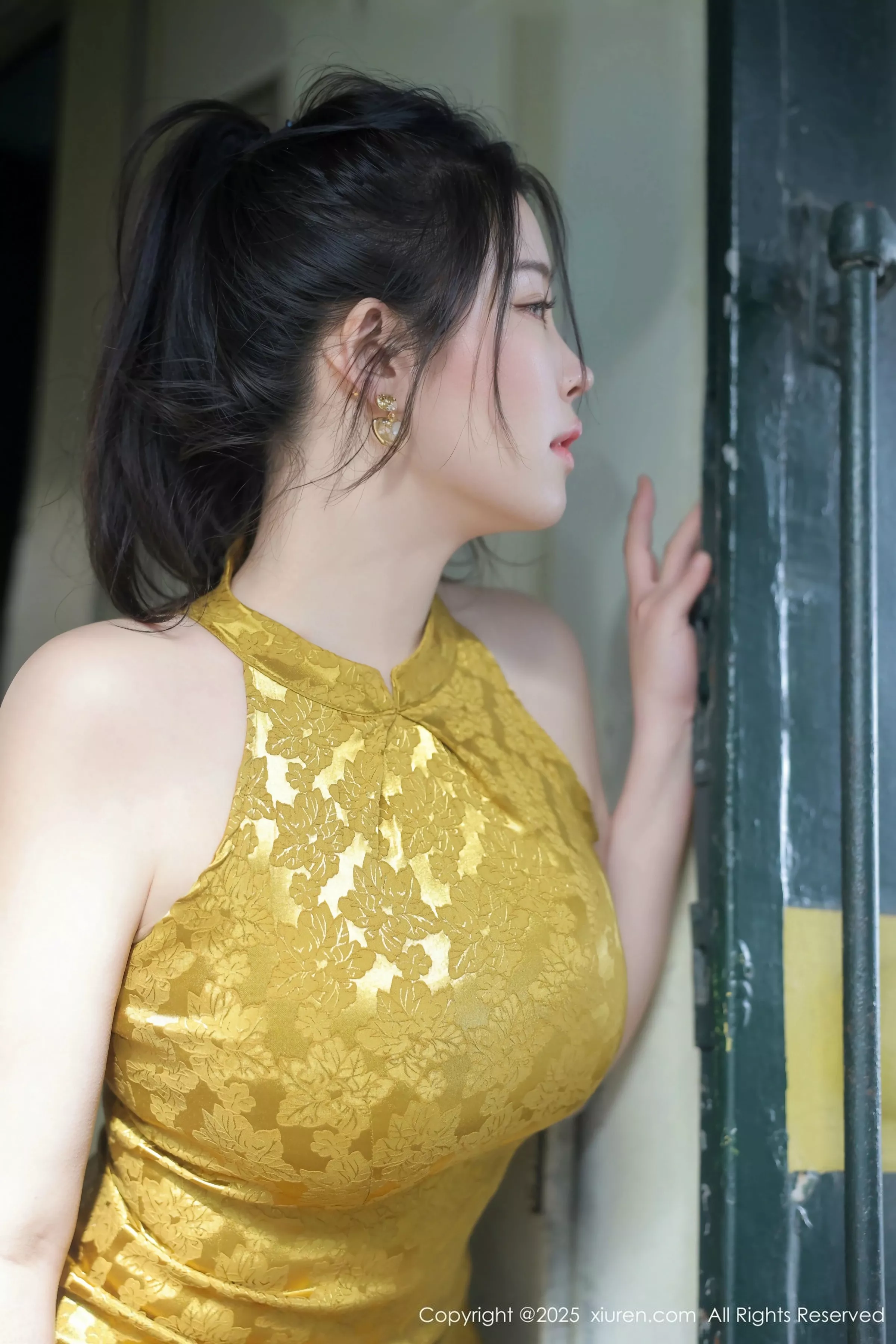 秀人集.com_[XiuRen秀人网]No.10269_模特林若凡F性感黄色旗袍露浅色内衣秀丰腴身材撩人诱惑写真71P