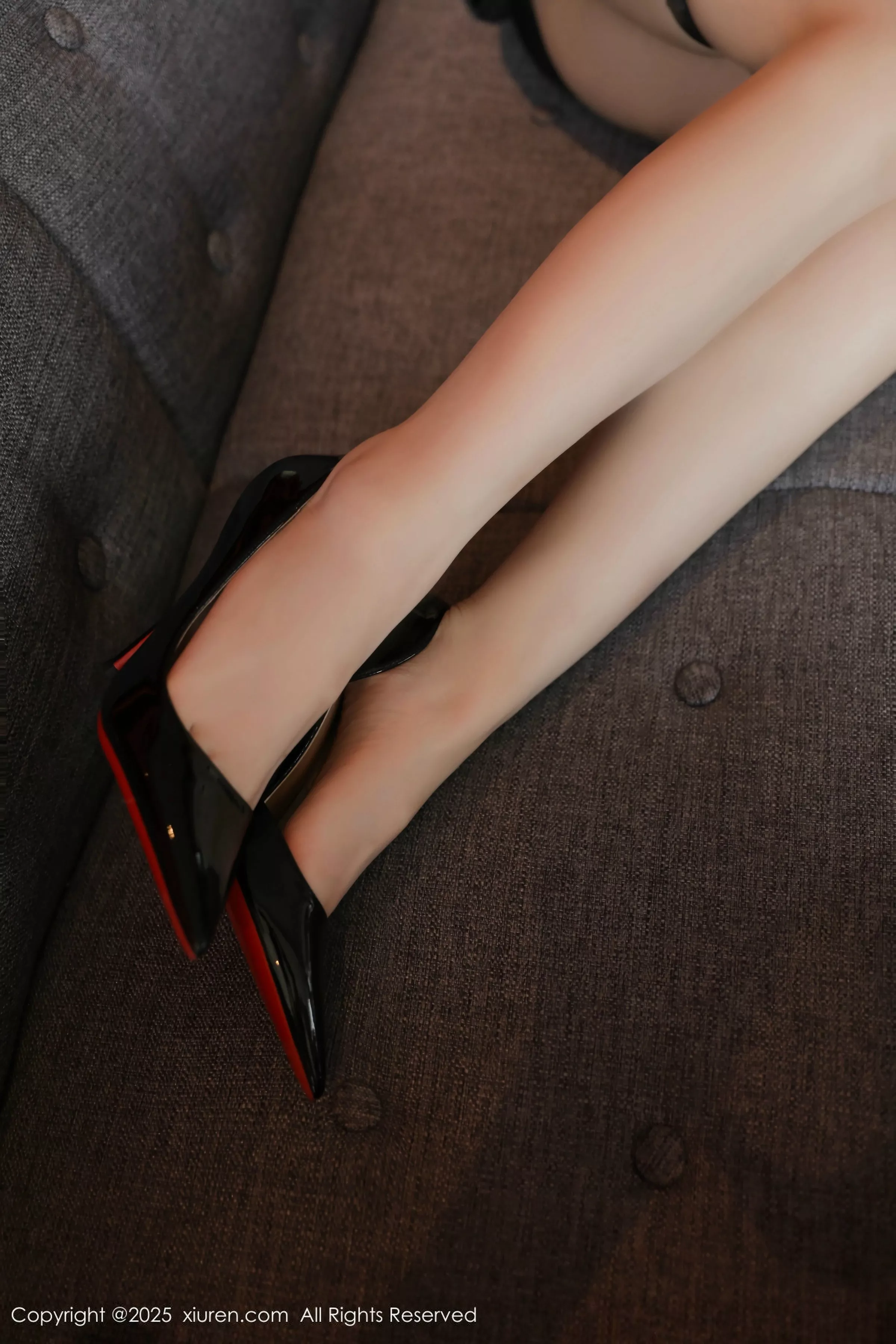 秀人集.com_[XiuRen秀人网]No.10274_模特软软酱性感黑色情趣内衣配黑丝吊袜秀丰腴身姿诱惑写真72P