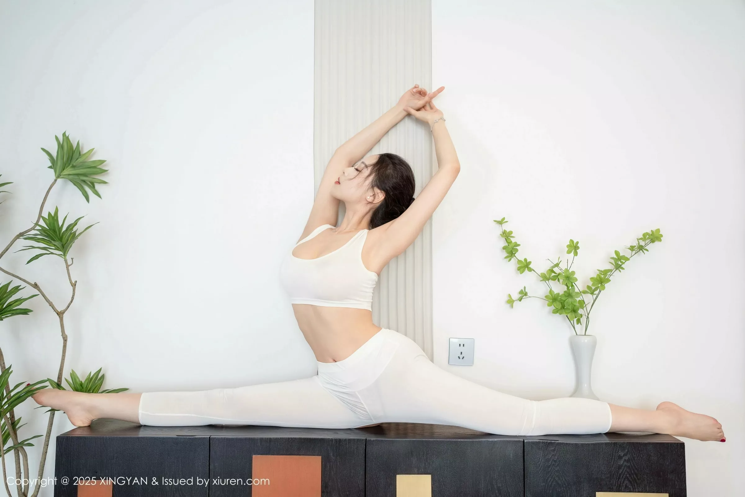 秀人集.com_[XINGYAN星颜社]VOL.346_模特清妙性感白色抹胸上衣配露臀白长裤秀曼妙身姿诱惑写真80P