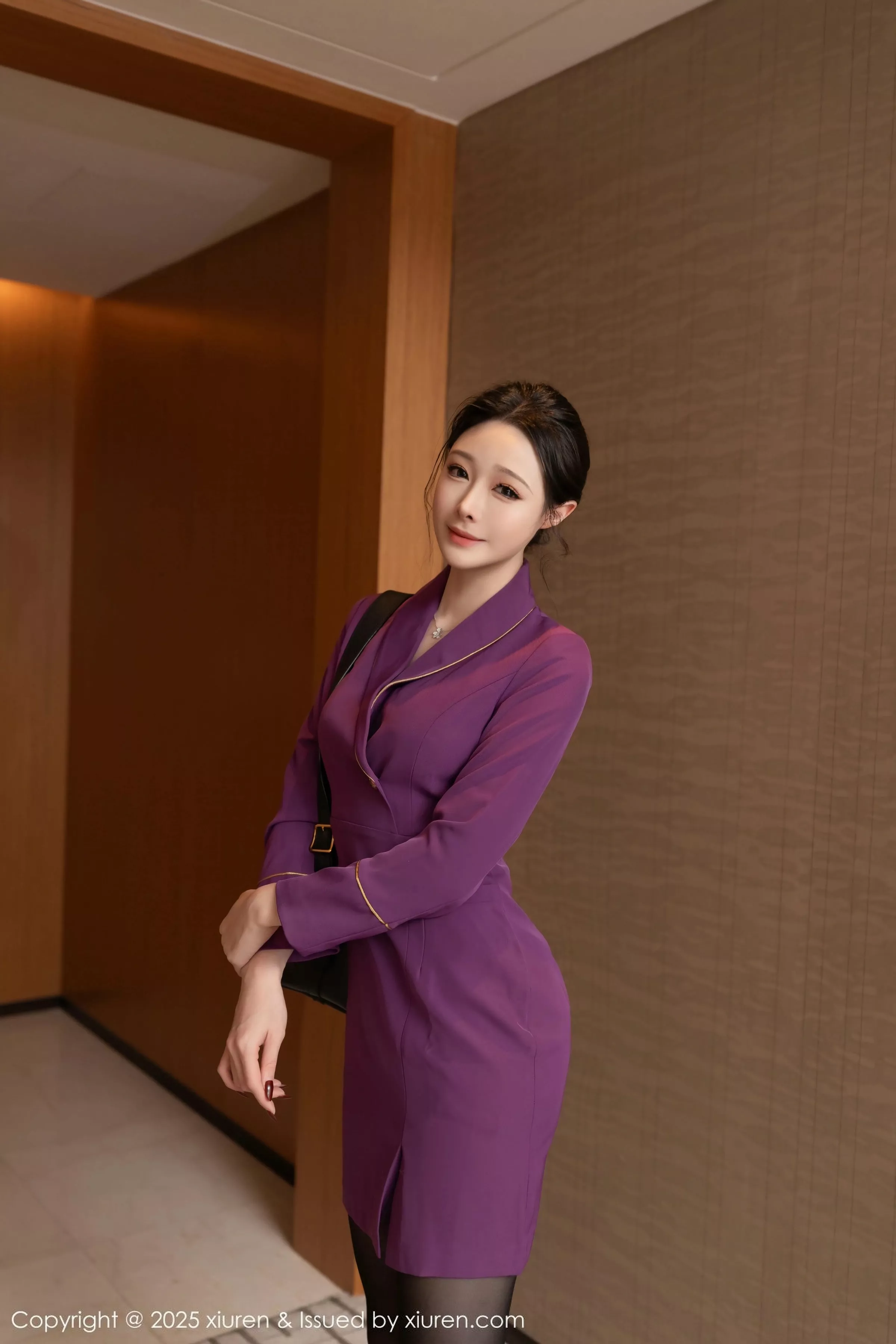 秀人集.com_[XiuRen秀人网]No.10290_模特小逗逗性感紫色制服露黑色情趣内衣配超薄黑丝秀美腿诱惑写真80P