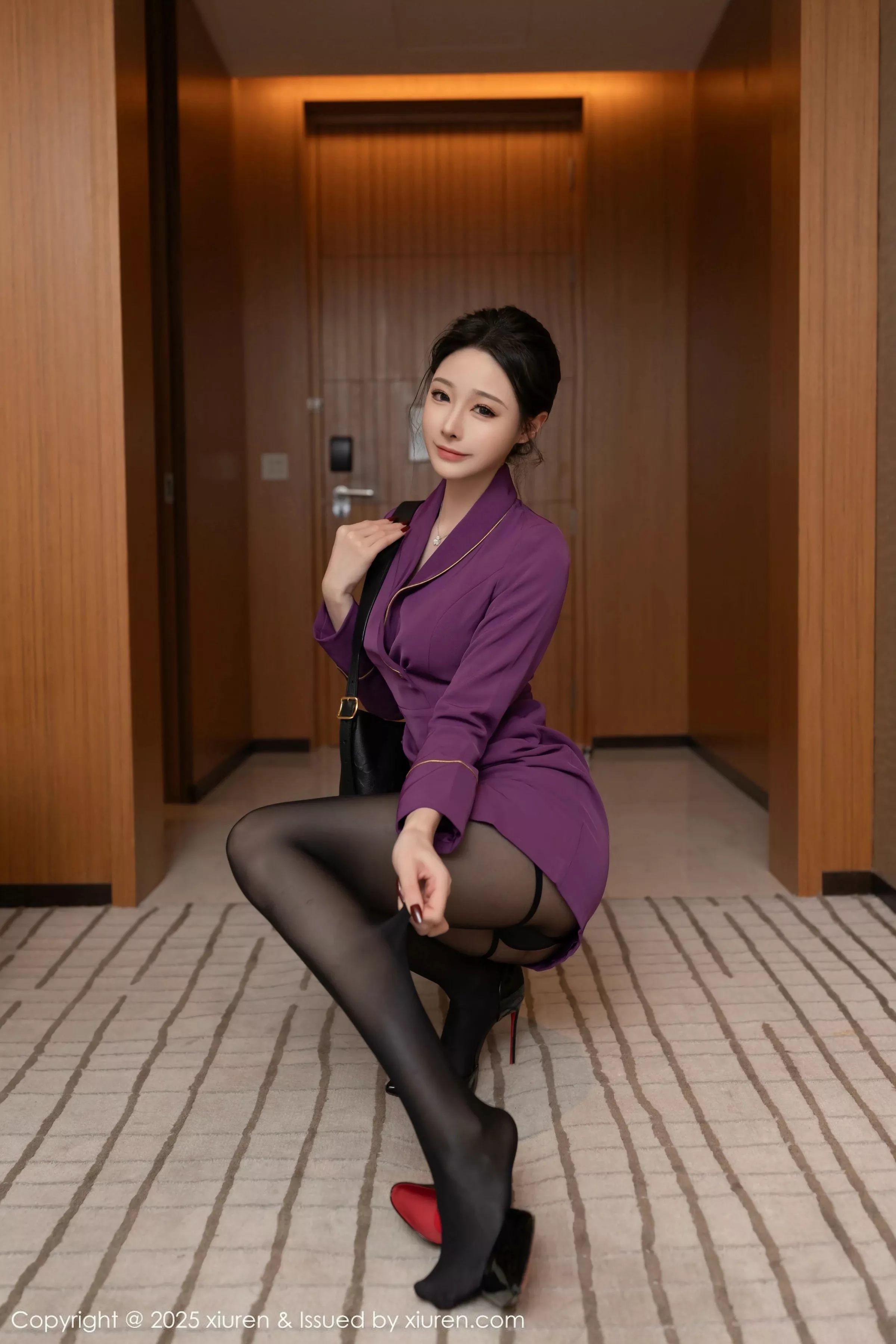 秀人集.com_[XiuRen秀人网]No.10290_模特小逗逗性感紫色制服露黑色情趣内衣配超薄黑丝秀美腿诱惑写真80P