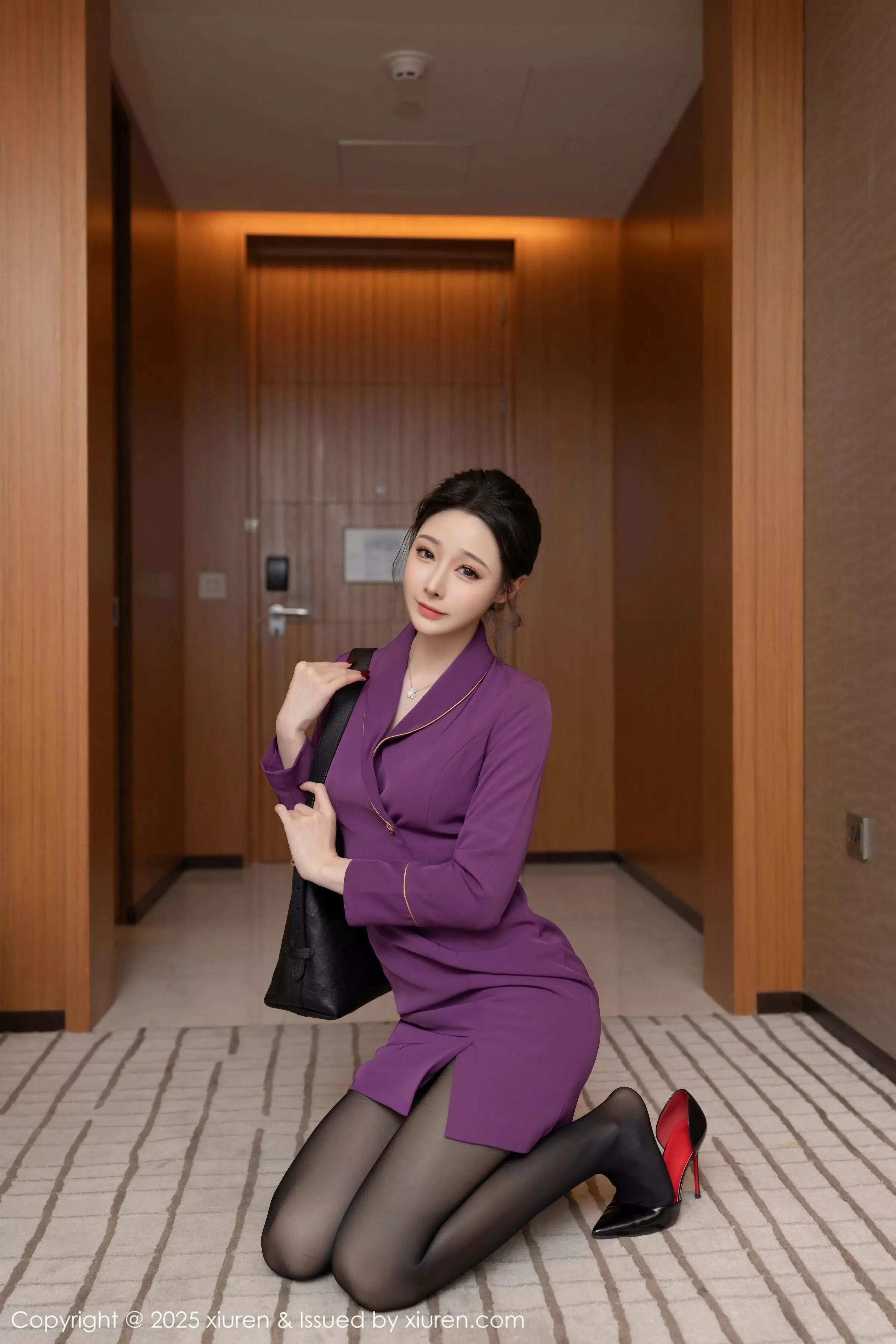 秀人集.com_[XiuRen秀人网]No.10290_模特小逗逗性感紫色制服露黑色情趣内衣配超薄黑丝秀美腿诱惑写真80P