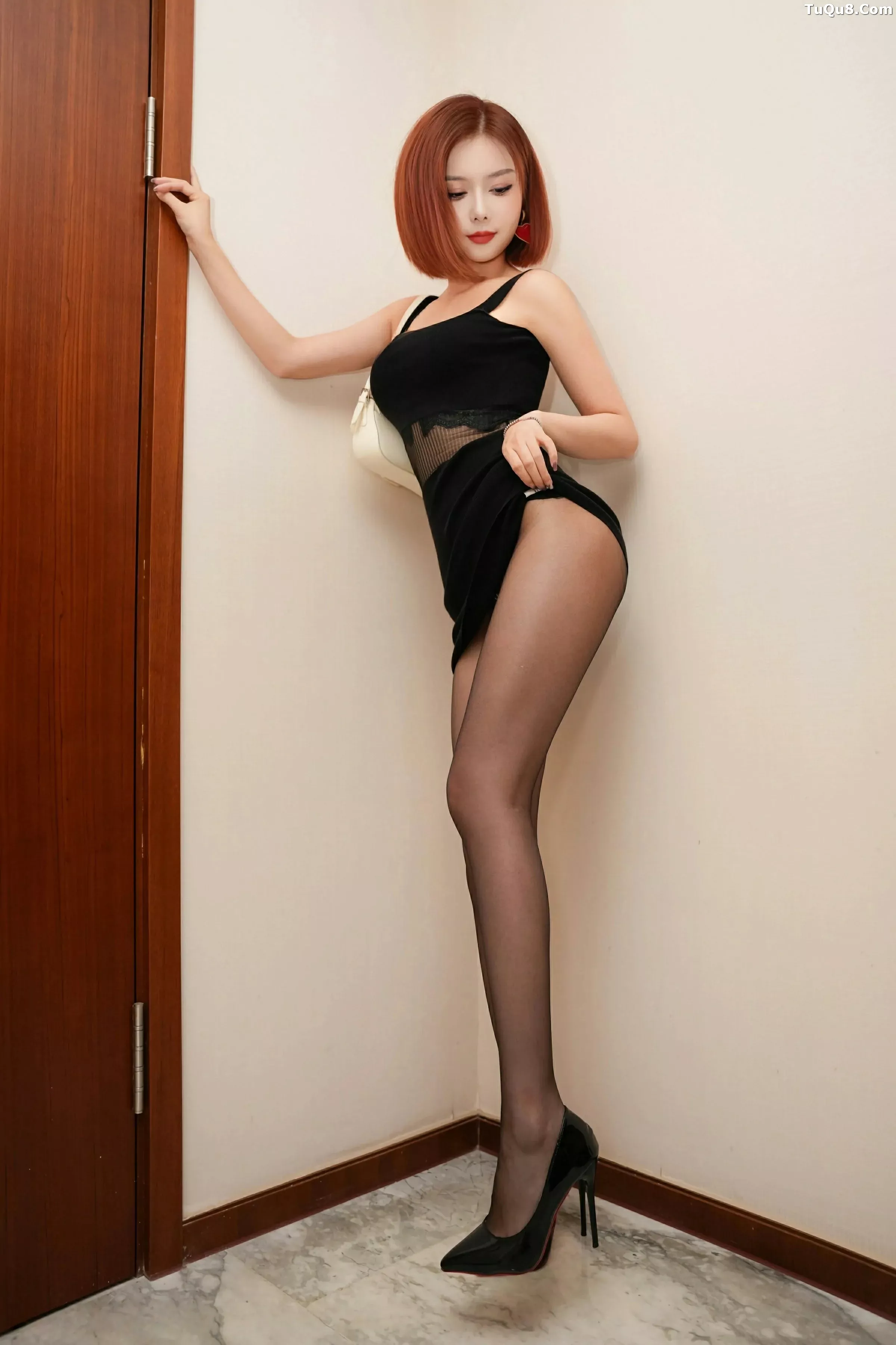 秀人集.com_[XiuRen秀人网]No.10372_模特白芷yy性感黑色包臀裙配超薄无内黑丝秀翘臀美腿诱惑写真60P