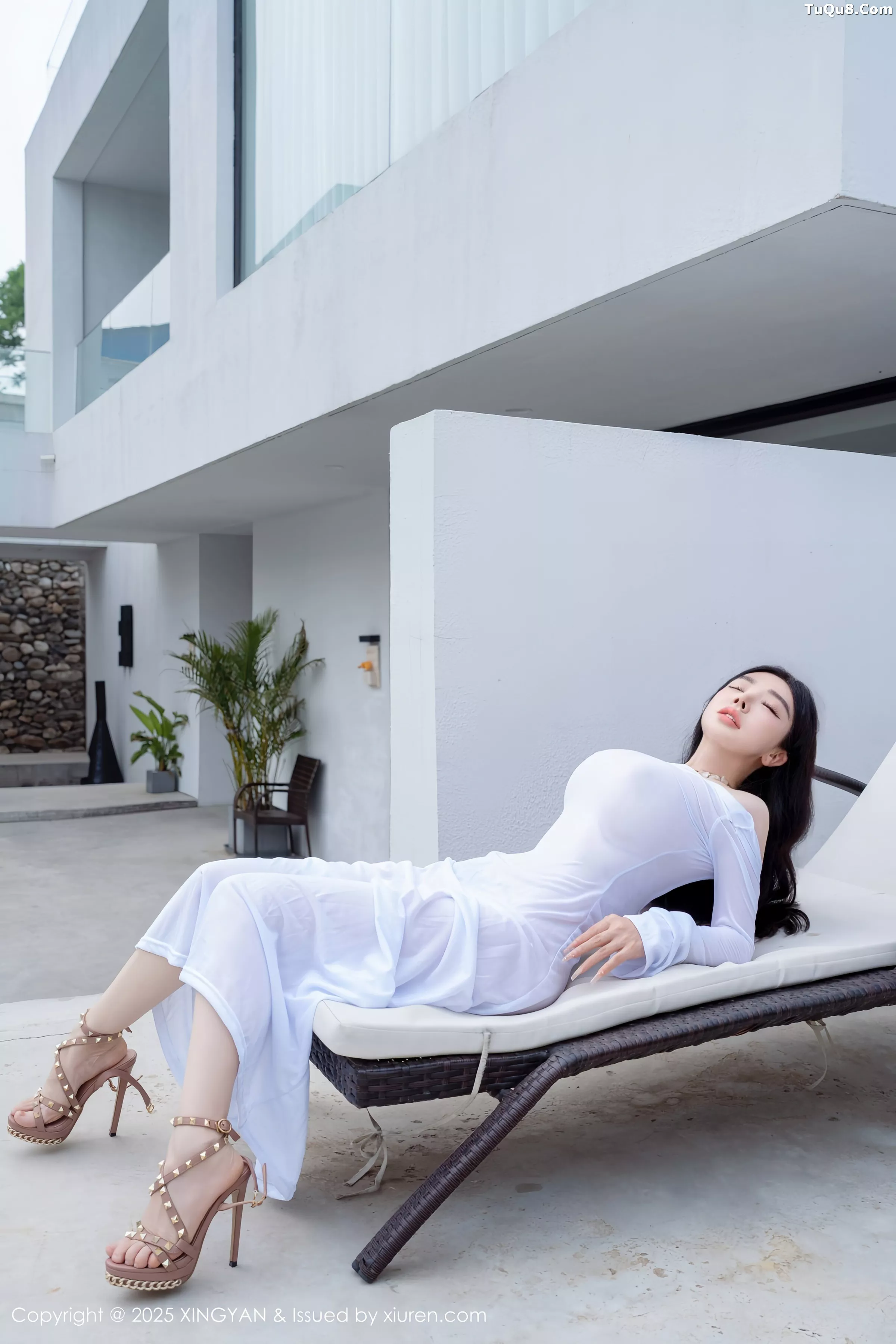 秀人集.com_[XINGYAN星颜社]VOL.355_模特潘思沁沙滩椅上性感浅色连衣裙秀巨乳肥臀撩人诱惑写真79P