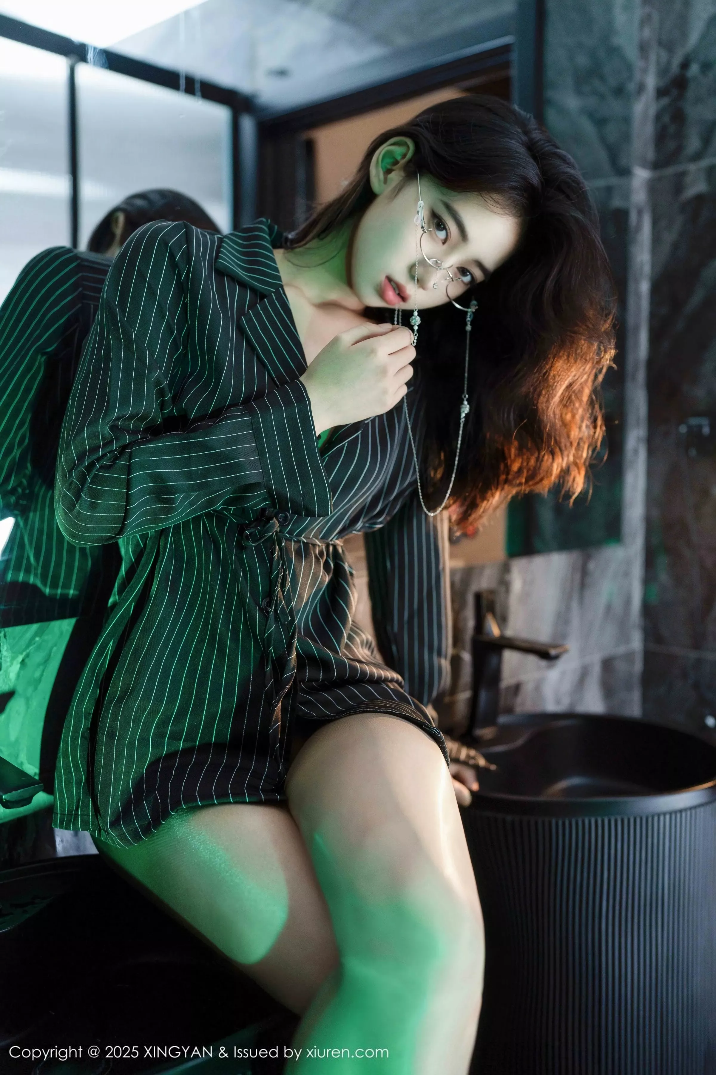 秀人集.com_[XINGYAN星颜社]VOL.356_模特时安安性感黑色衬衫配超薄无内黑丝秀柔美身姿诱惑写真76P