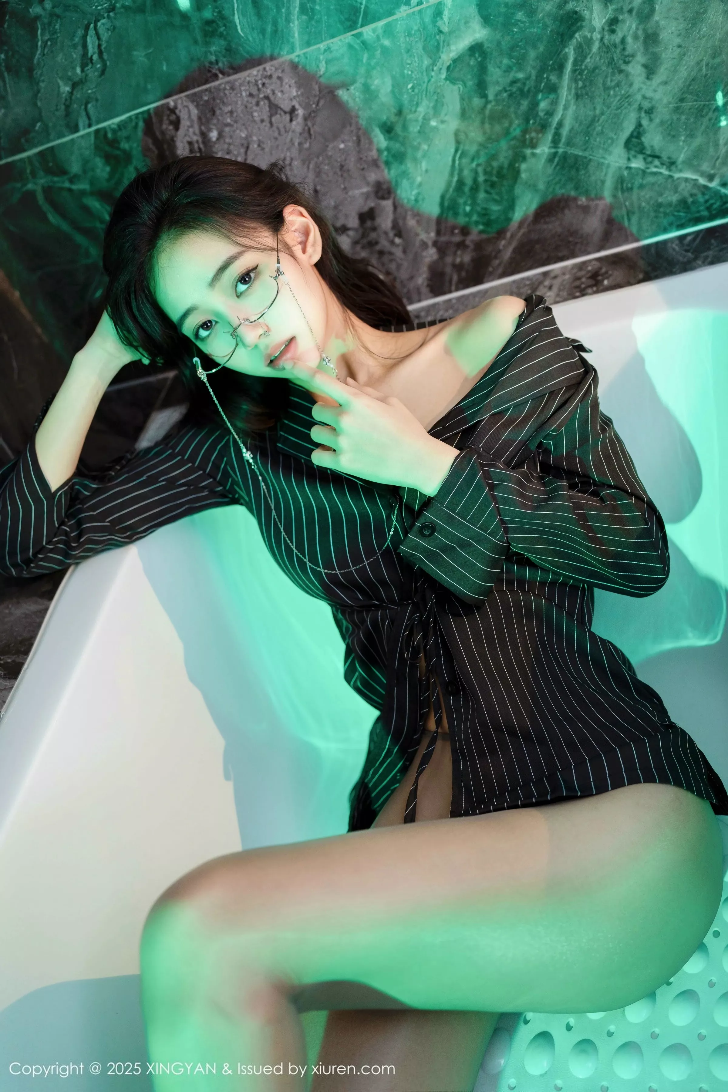 秀人集.com_[XINGYAN星颜社]VOL.356_模特时安安性感黑色衬衫配超薄无内黑丝秀柔美身姿诱惑写真76P