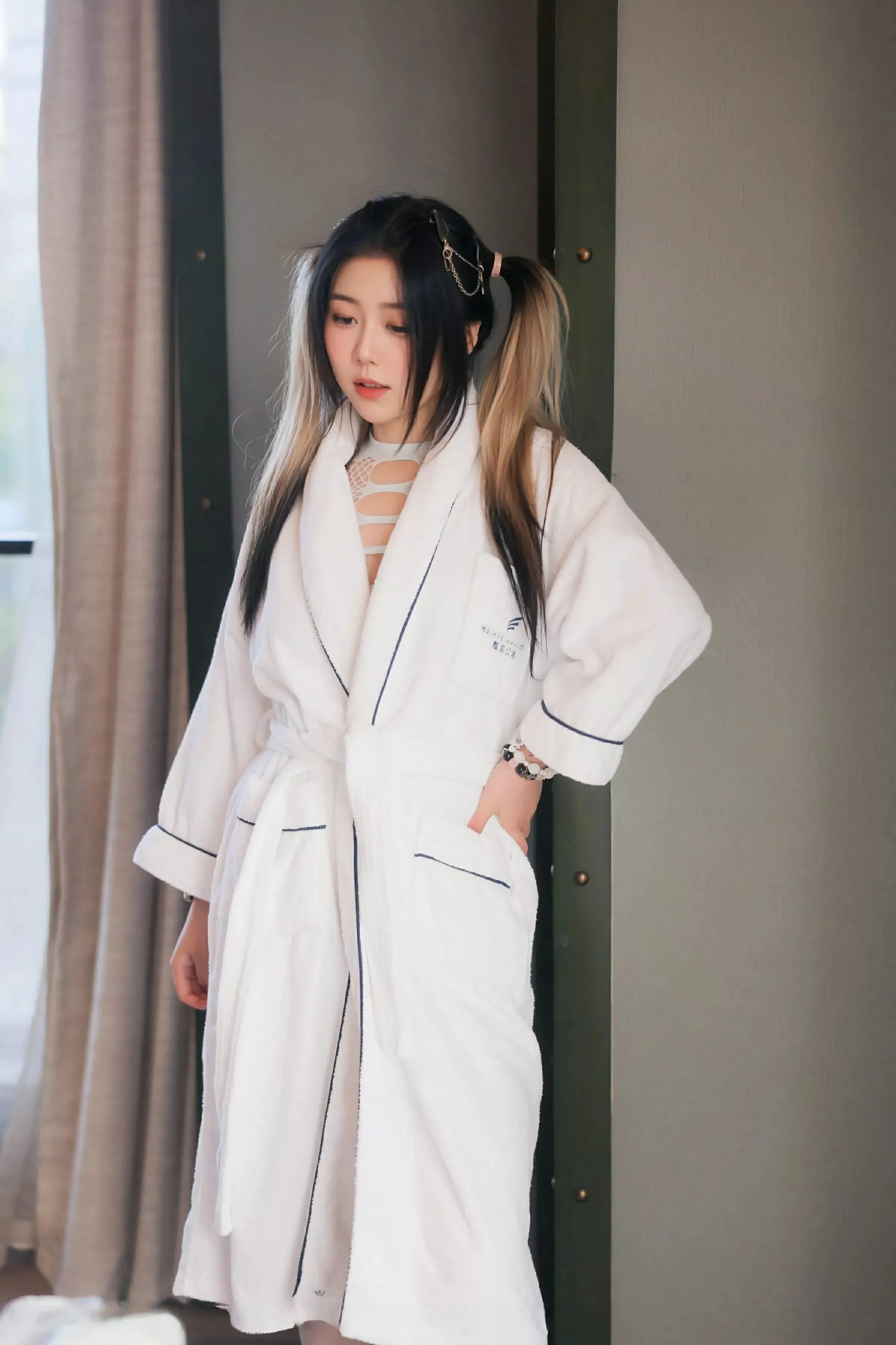 秀人集.com_[XiuRen秀人网]No.10394_模特诺诺Hsu性感缕空情趣内衣配灰色丝袜秀丰腴身材诱惑写真54P