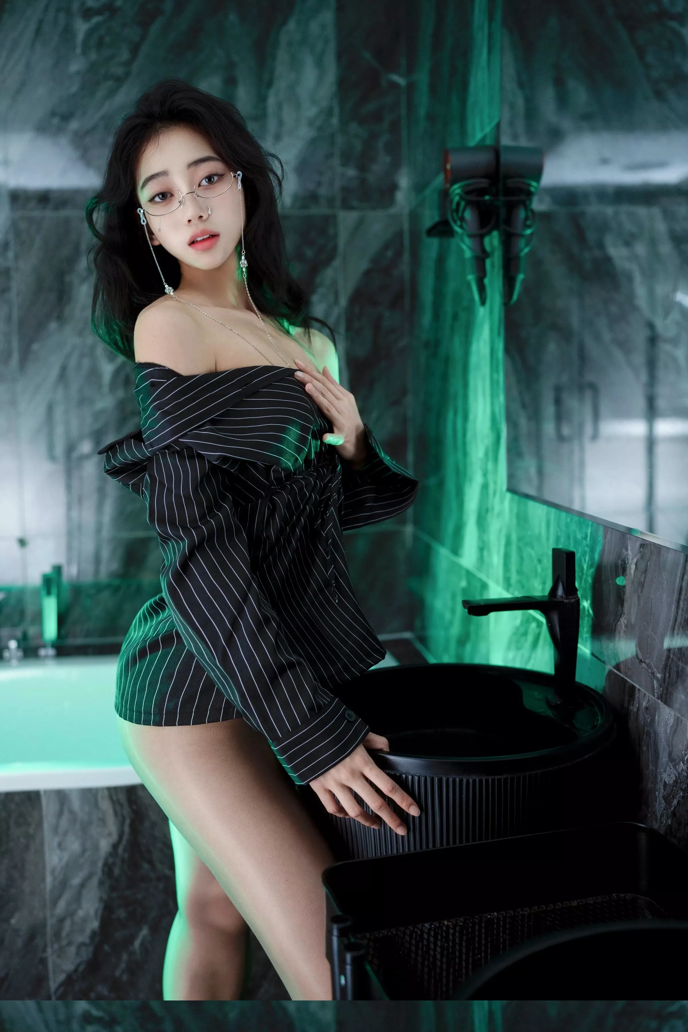 秀人集.com_[XINGYAN星颜社]VOL.356_模特时安安性感黑色衬衫配超薄无内黑丝秀柔美身姿诱惑写真76P