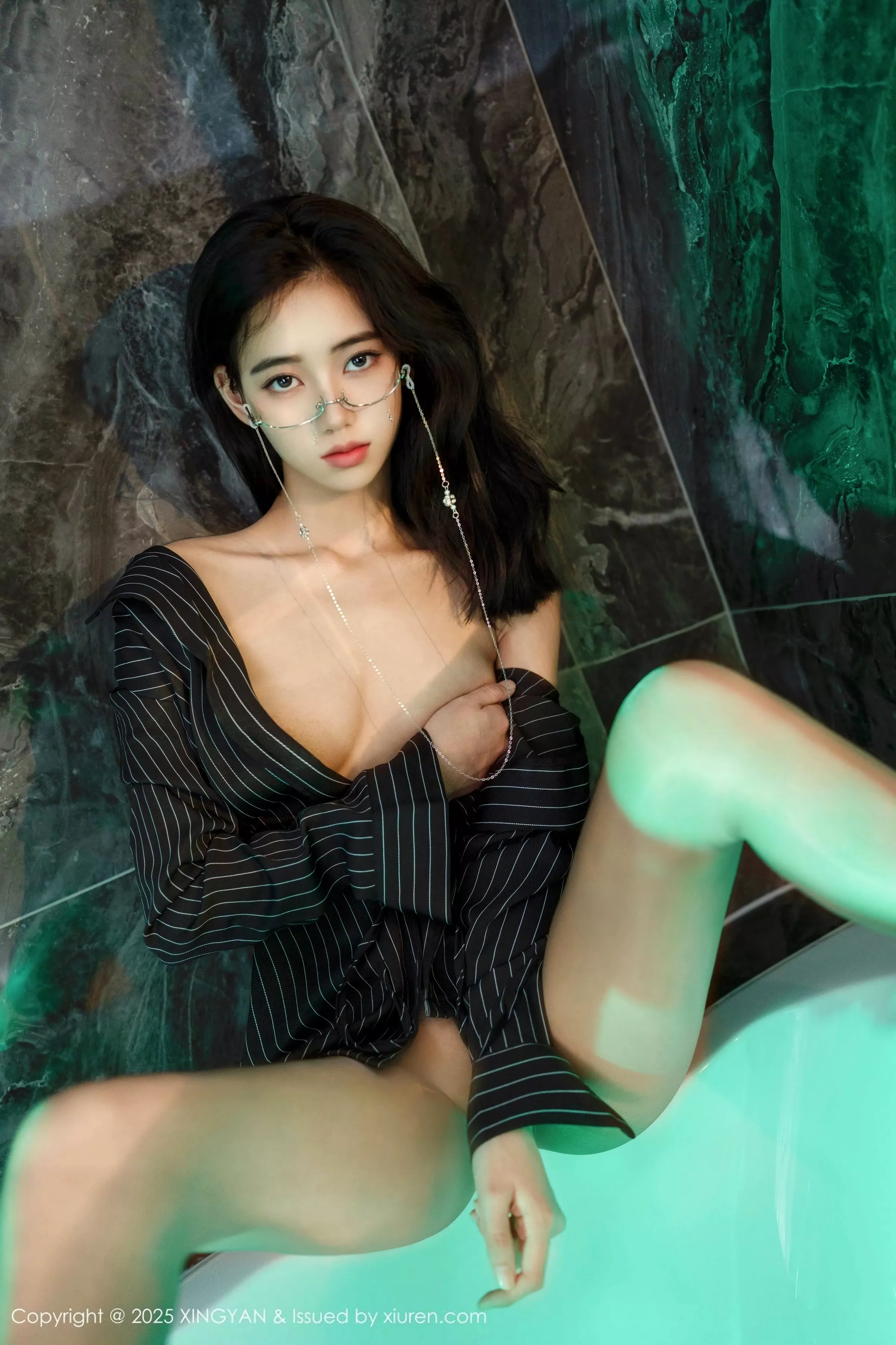 秀人集.com_[XINGYAN星颜社]VOL.356_模特时安安性感黑色衬衫配超薄无内黑丝秀柔美身姿诱惑写真76P