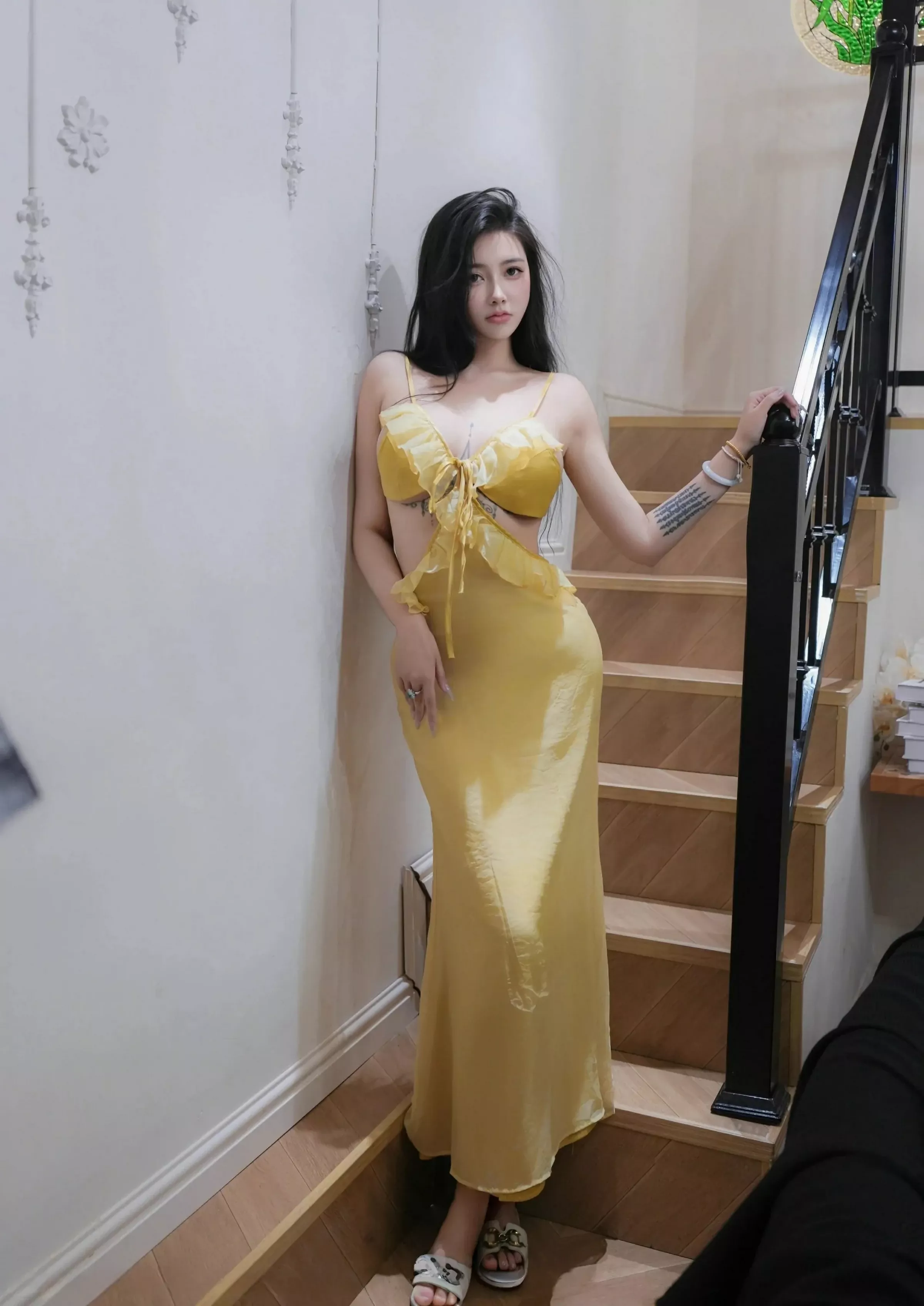 秀人集.com_[XiuRen秀人网]No.10395_模特娜比性感黄色吊带长裙露黄色内衣秀凹凸身材撩人诱惑写真76P