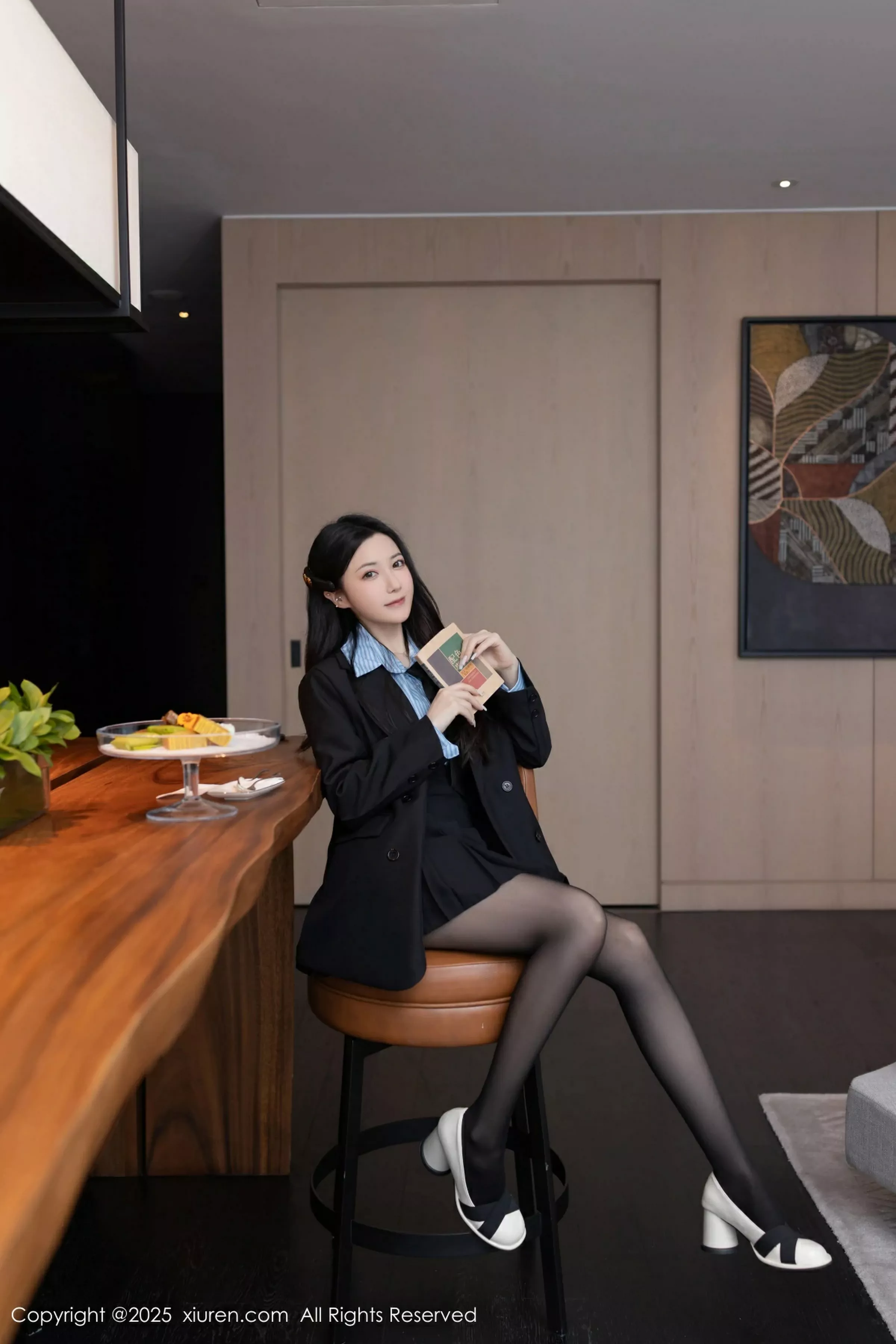 秀人集.com_[XiuRen秀人网]No.10412_模特鱼子酱Fish蓝色T恤配黑短裙露超薄黑丝秀曼妙身材诱惑写真80P