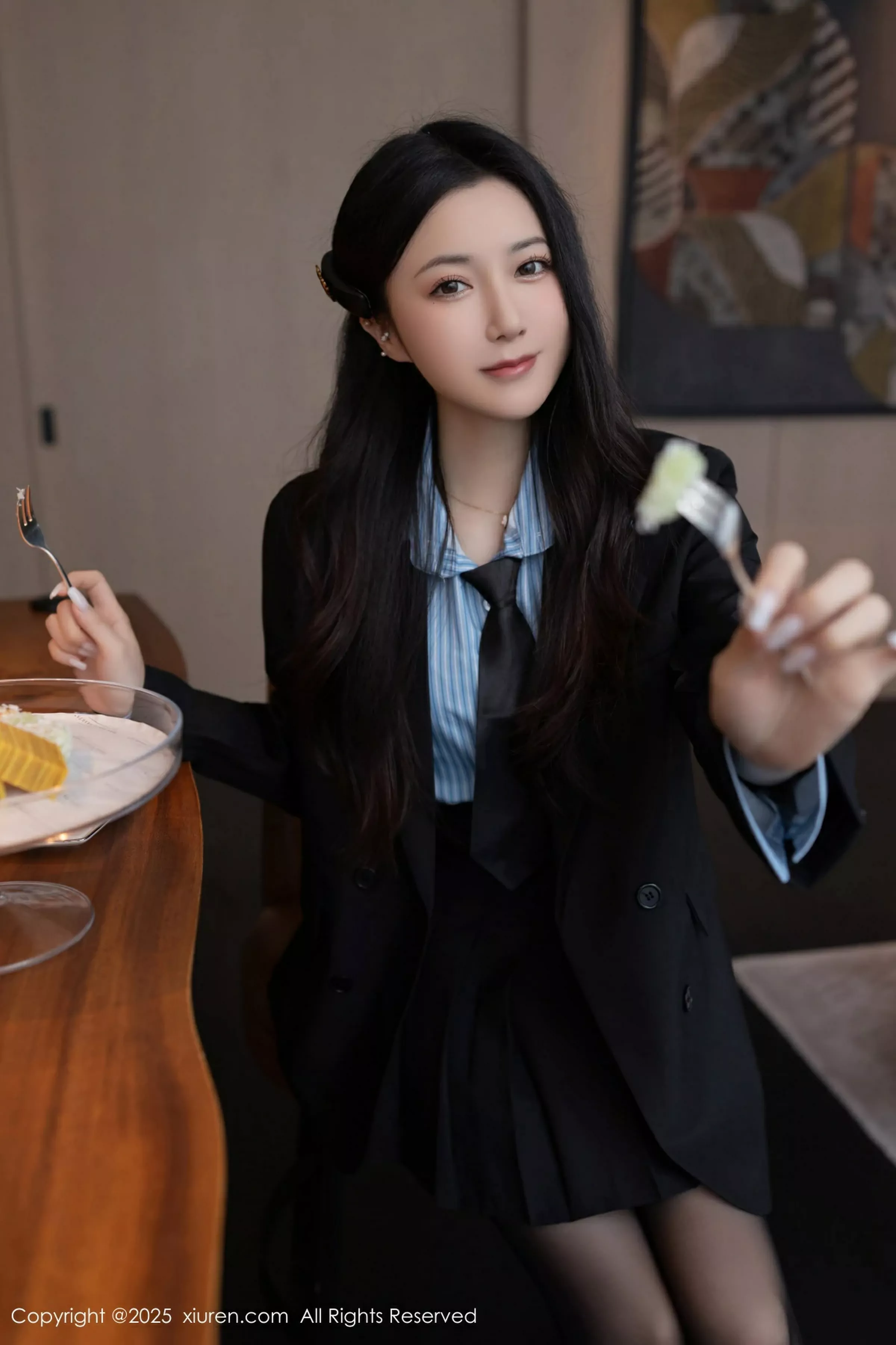 秀人集.com_[XiuRen秀人网]No.10412_模特鱼子酱Fish蓝色T恤配黑短裙露超薄黑丝秀曼妙身材诱惑写真80P