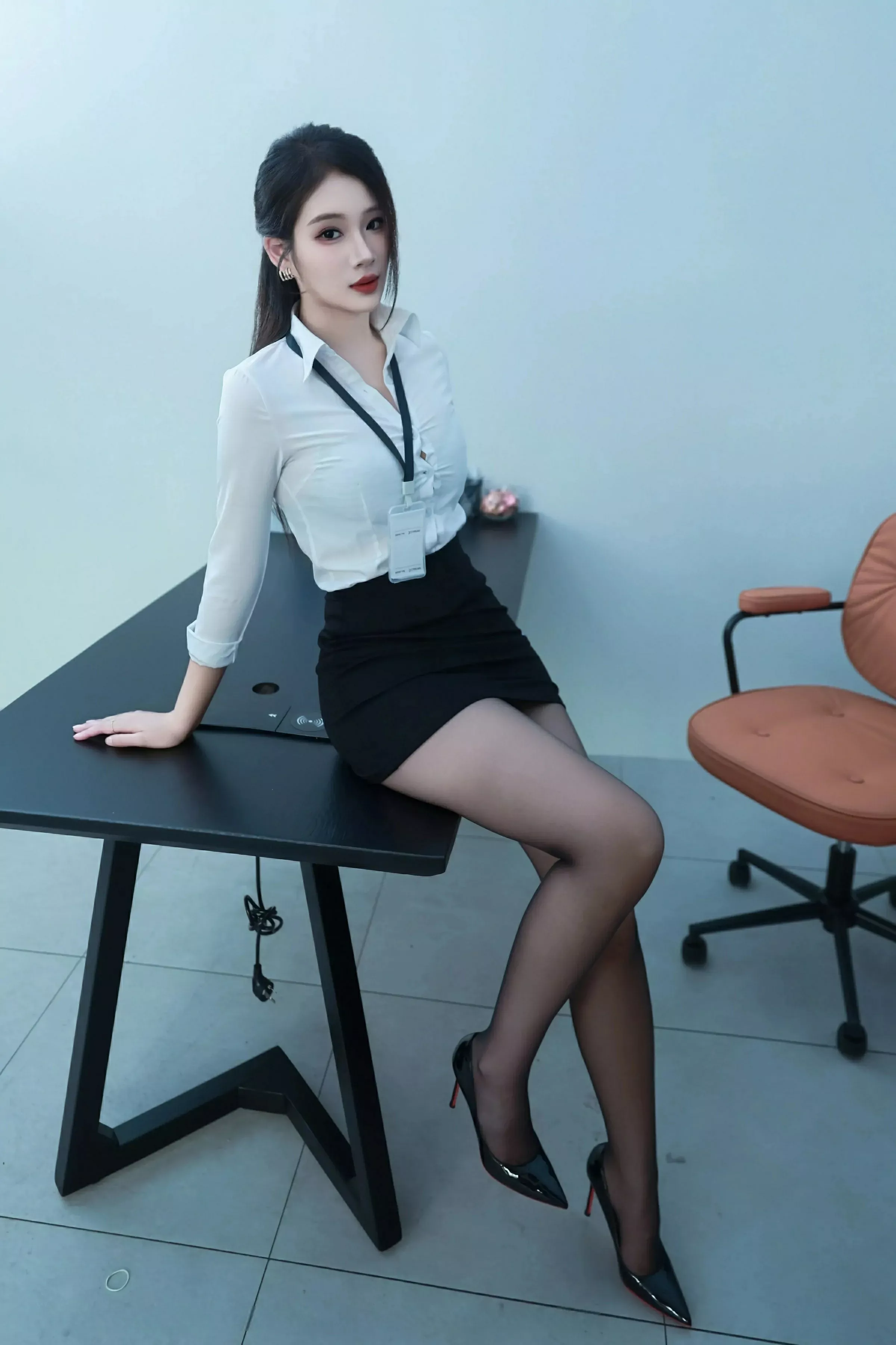 秀人集.com_[XiuRen秀人网]No.10406_模特南乔性感黑白职业装露黑色内衣配超薄黑丝秀美腿诱惑写真103P