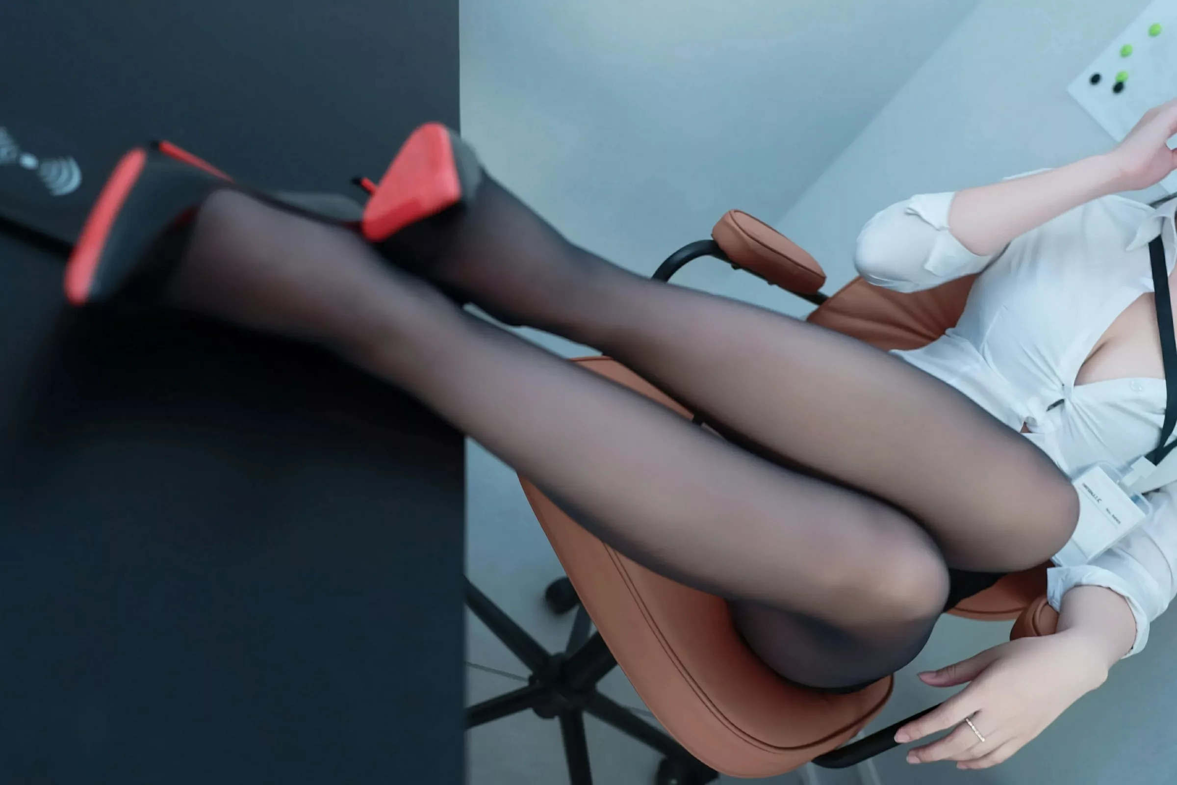 秀人集.com_[XiuRen秀人网]No.10406_模特南乔性感黑白职业装露黑色内衣配超薄黑丝秀美腿诱惑写真103P