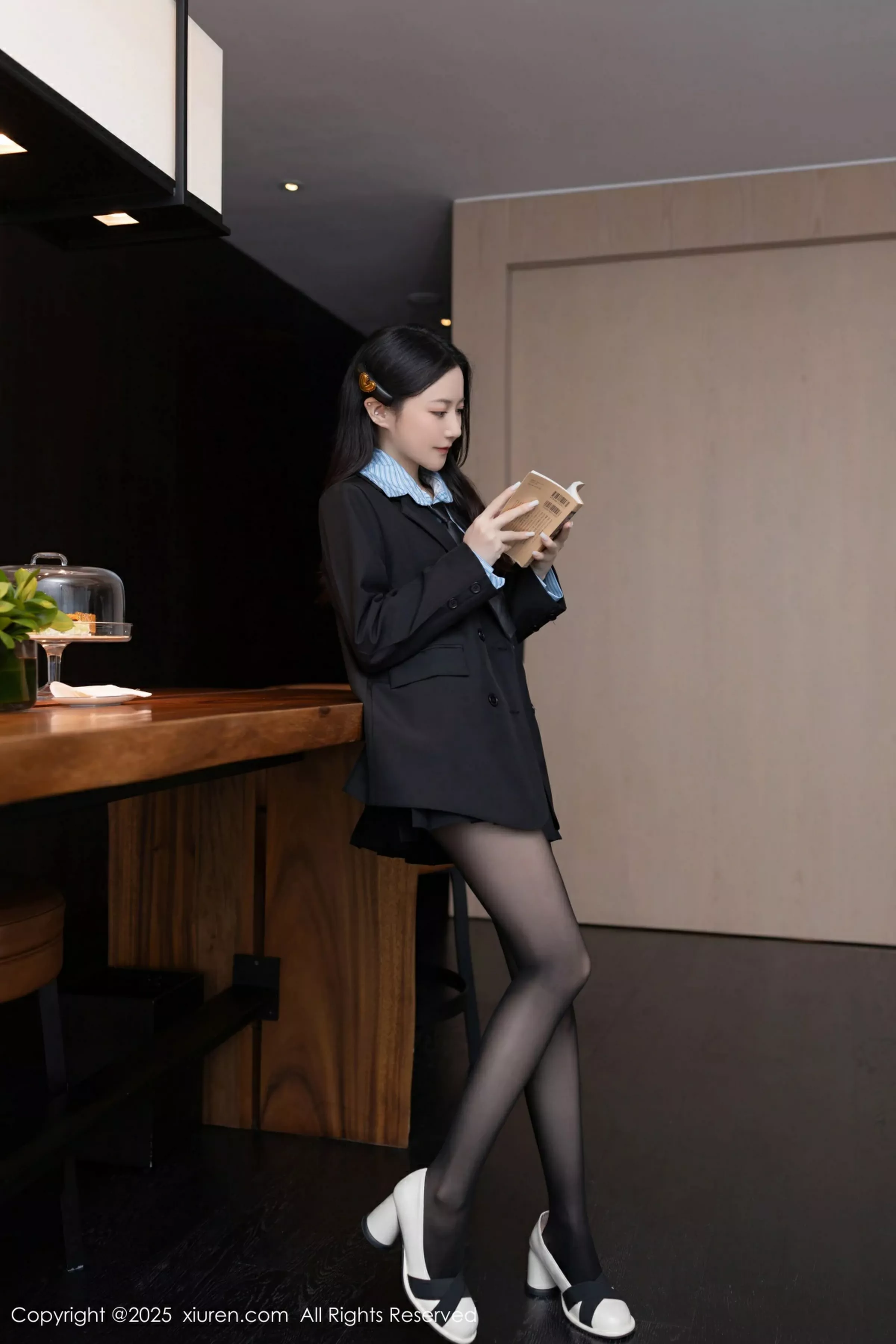 秀人集.com_[XiuRen秀人网]No.10412_模特鱼子酱Fish蓝色T恤配黑短裙露超薄黑丝秀曼妙身材诱惑写真80P