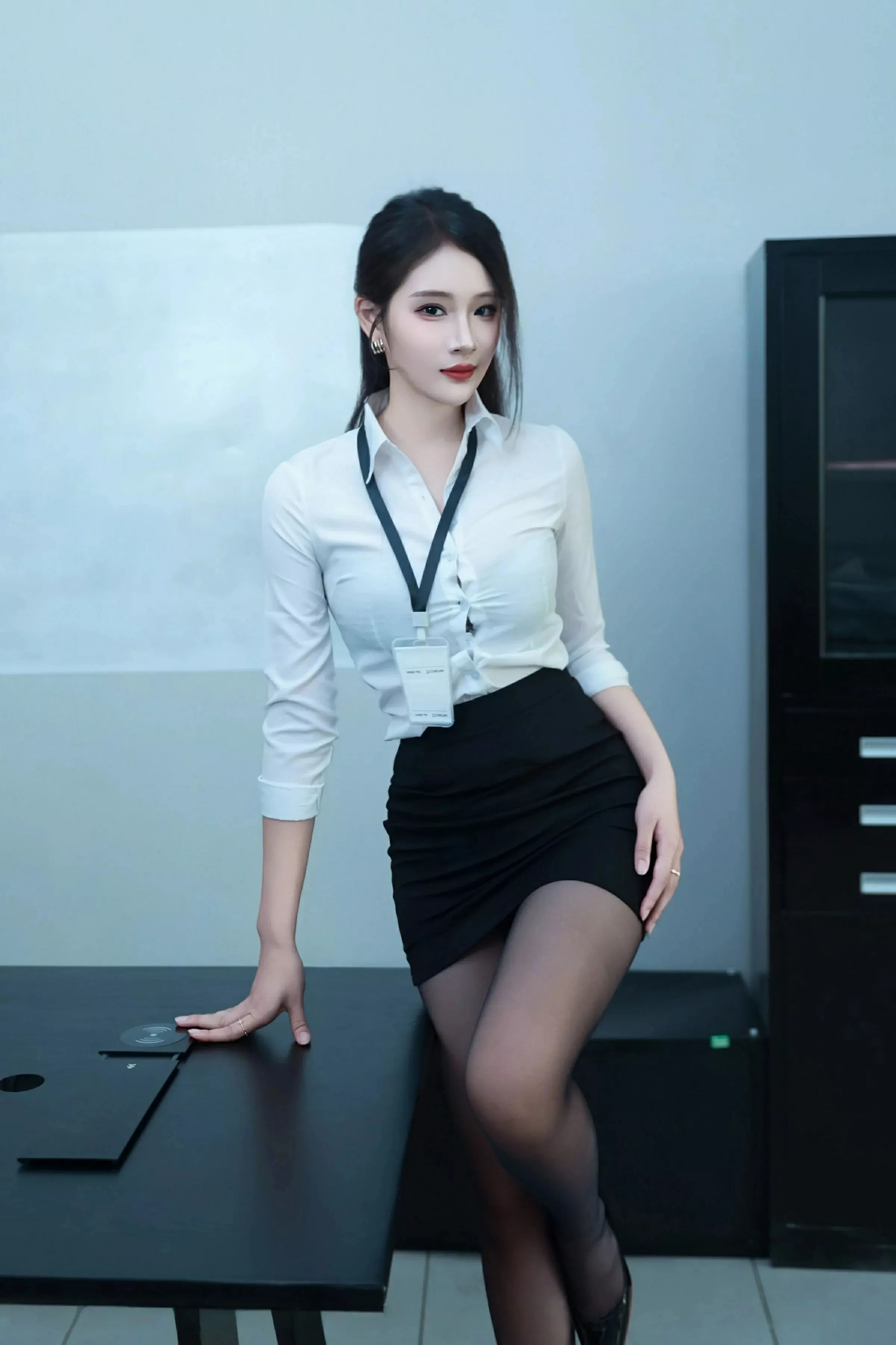 秀人集.com_[XiuRen秀人网]No.10406_模特南乔性感黑白职业装露黑色内衣配超薄黑丝秀美腿诱惑写真103P