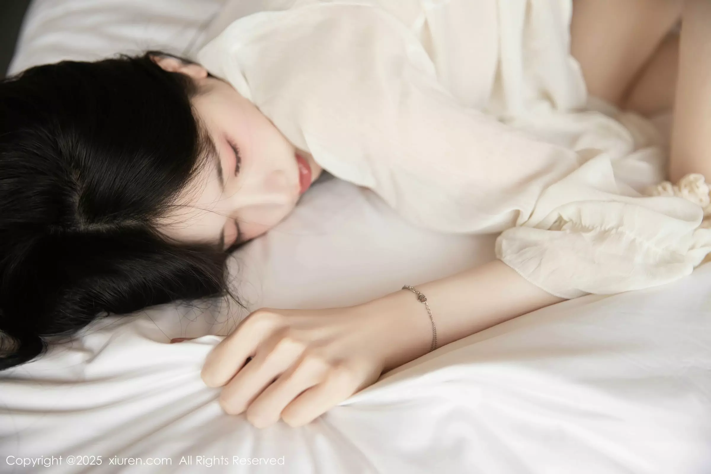 秀人集.com_[XiuRen秀人网]No.10319_模特布丁wow性感白色上衣配黑短裙露超薄黑丝秀美腿诱惑写真80P