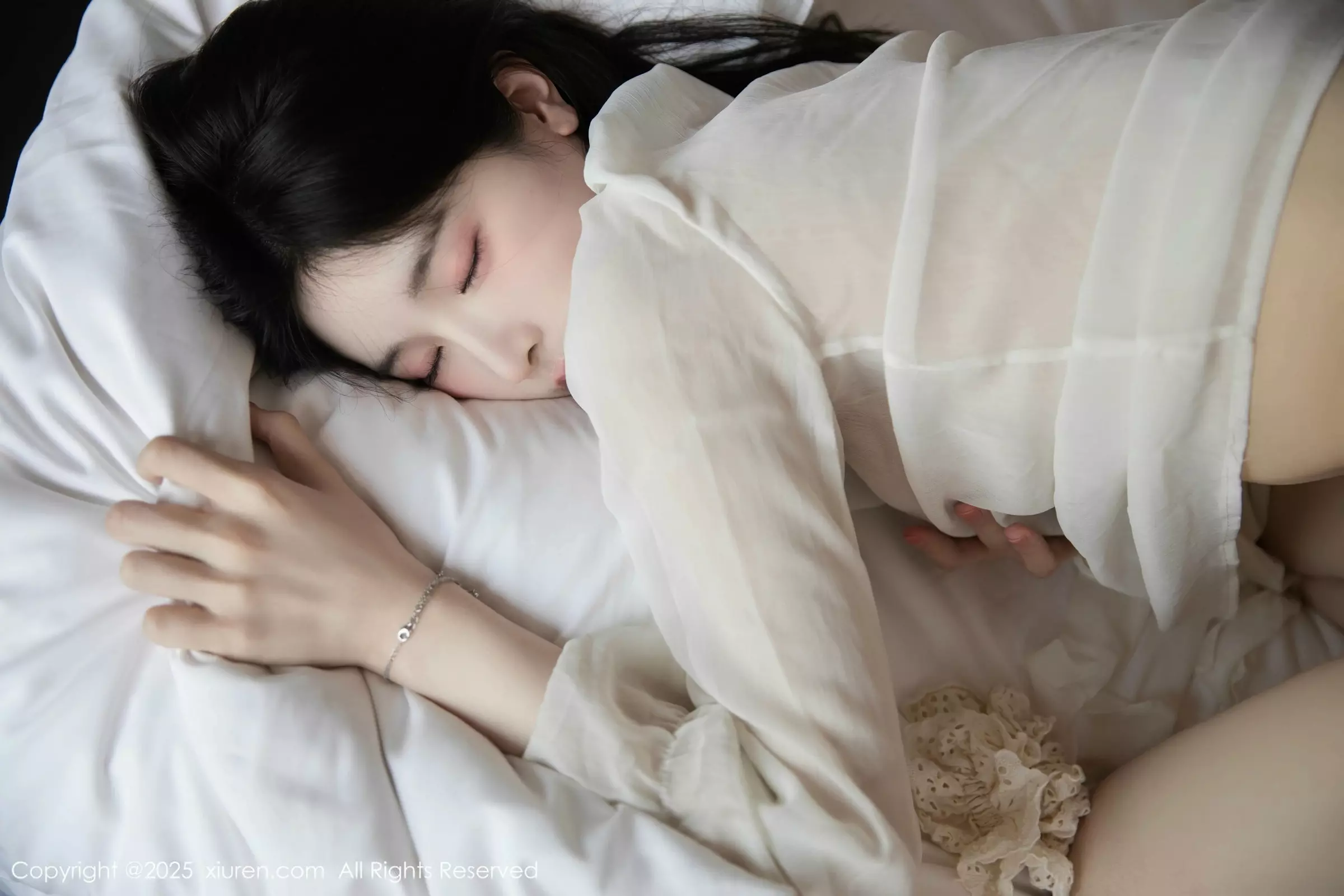 秀人集.com_[XiuRen秀人网]No.10319_模特布丁wow性感白色上衣配黑短裙露超薄黑丝秀美腿诱惑写真80P