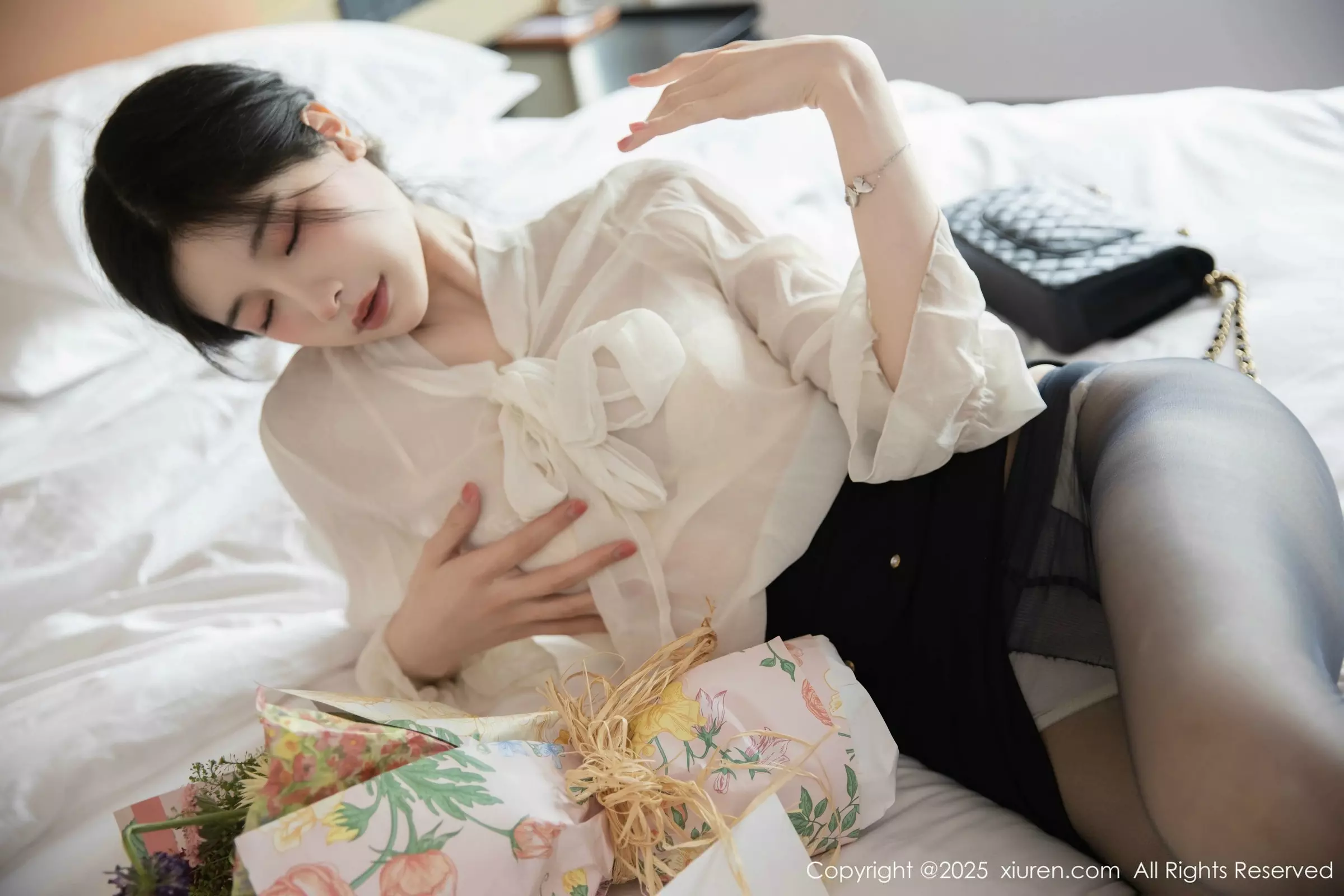 秀人集.com_[XiuRen秀人网]No.10319_模特布丁wow性感白色上衣配黑短裙露超薄黑丝秀美腿诱惑写真80P