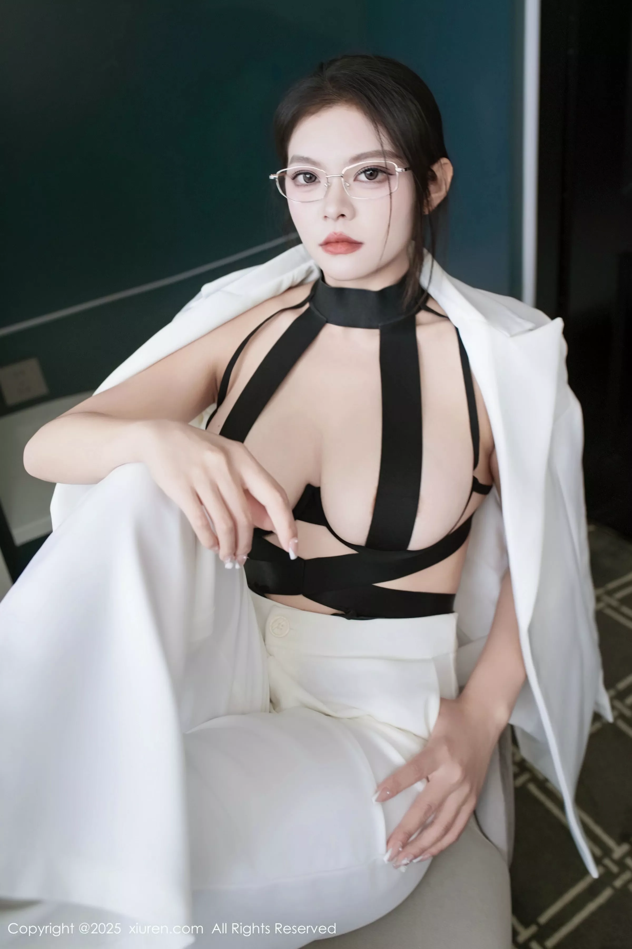 秀人集.com_[XiuRen秀人网]No.10464_新人模特冬安白色西服露黑色情趣内衣配黑丝袜秀丰满身材诱惑写真94P