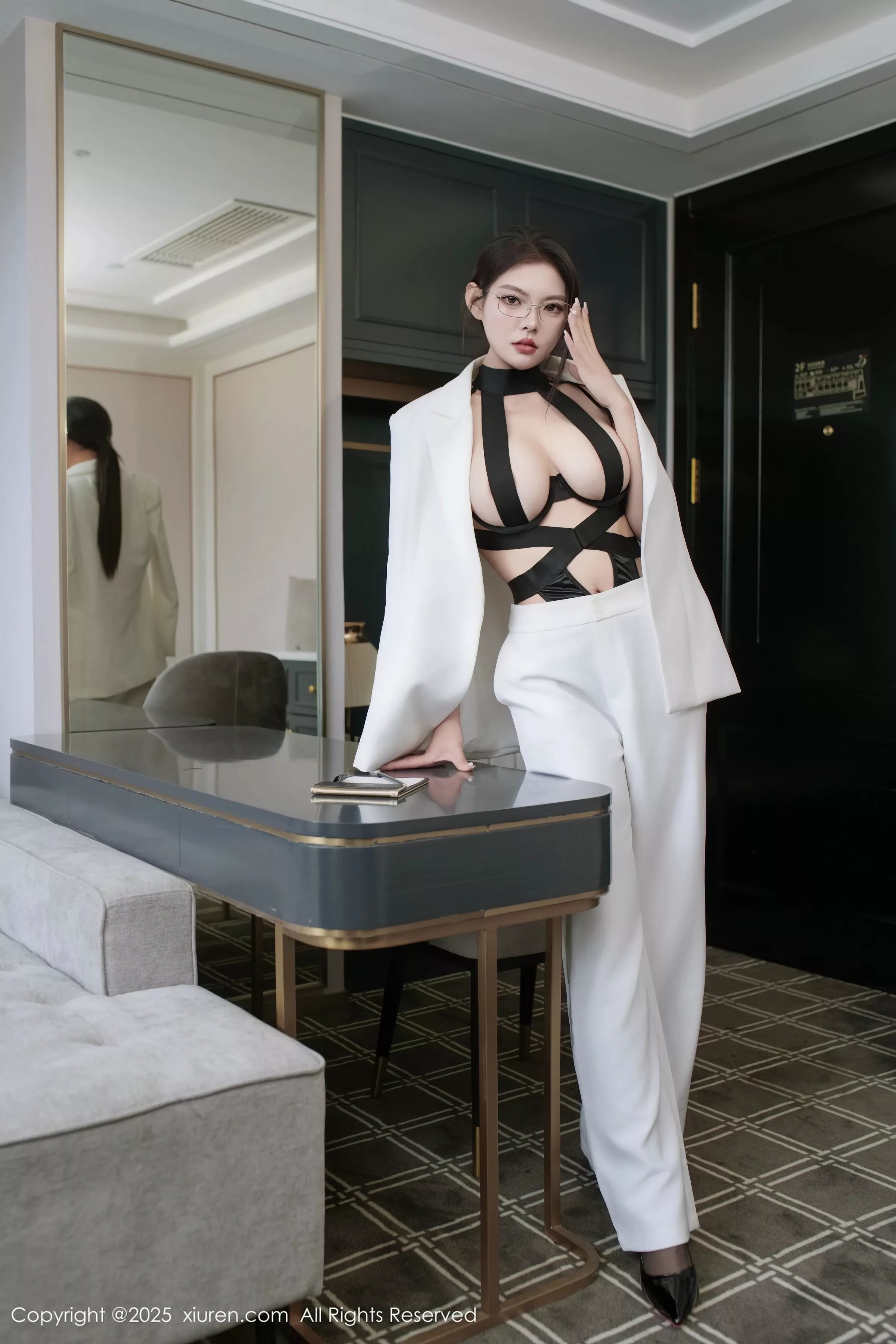 秀人集.com_[XiuRen秀人网]No.10464_新人模特冬安白色西服露黑色情趣内衣配黑丝袜秀丰满身材诱惑写真94P