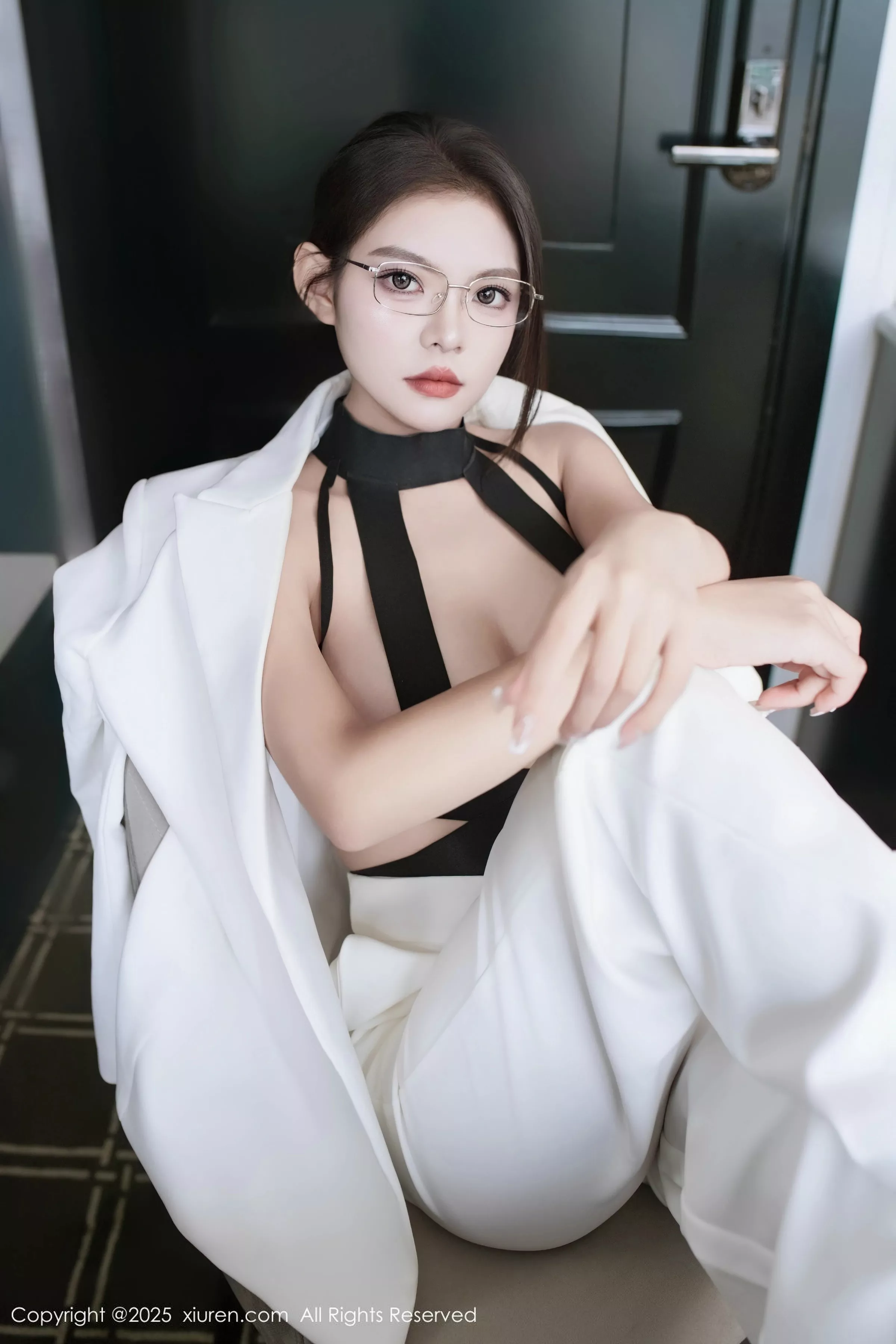 秀人集.com_[XiuRen秀人网]No.10464_新人模特冬安白色西服露黑色情趣内衣配黑丝袜秀丰满身材诱惑写真94P