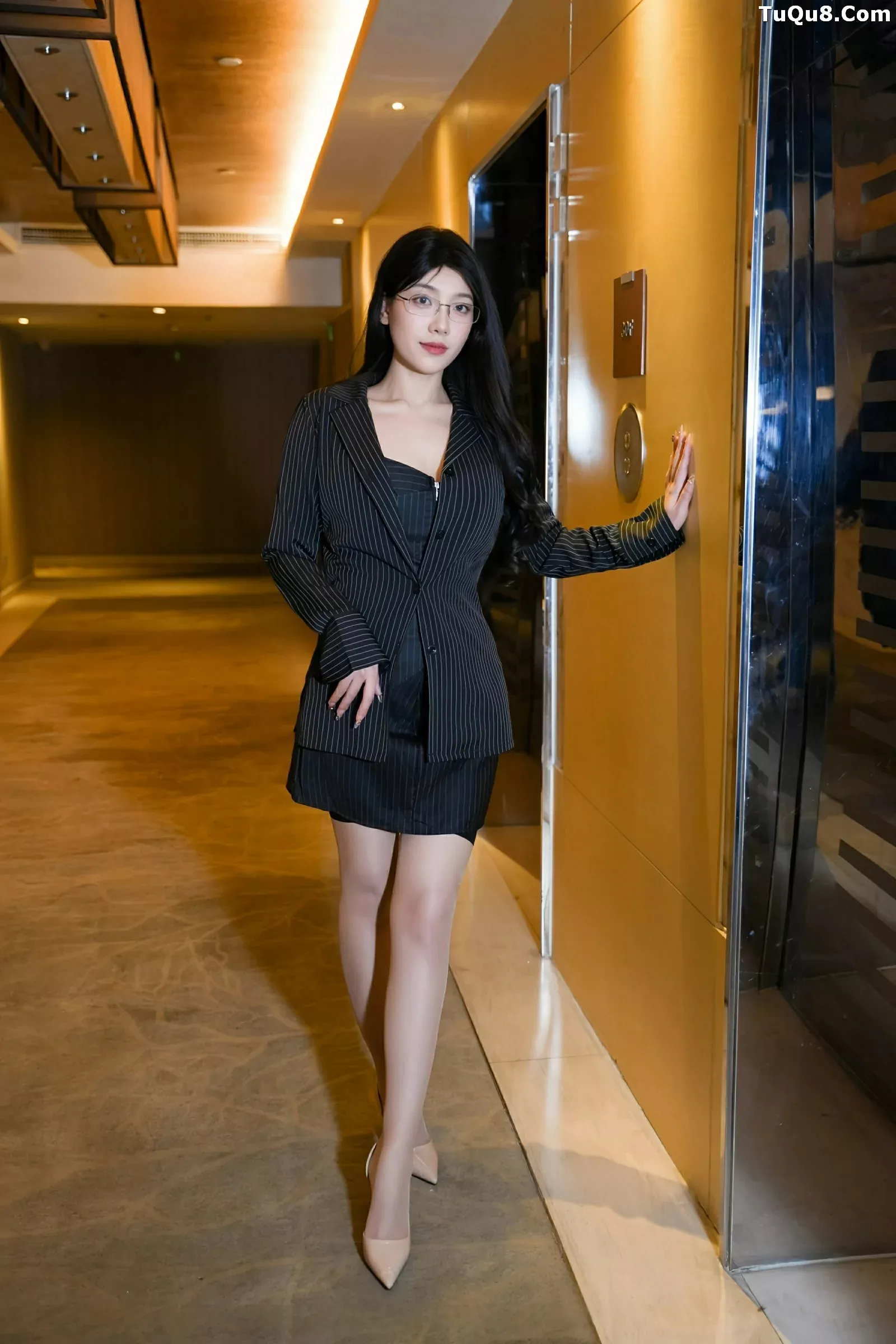 秀人集.com_[XiuRen秀人网]No.10487_新人模特美悠性感黑色OL服饰配黑丝吊袜秀丰腴身材诱惑写真74P