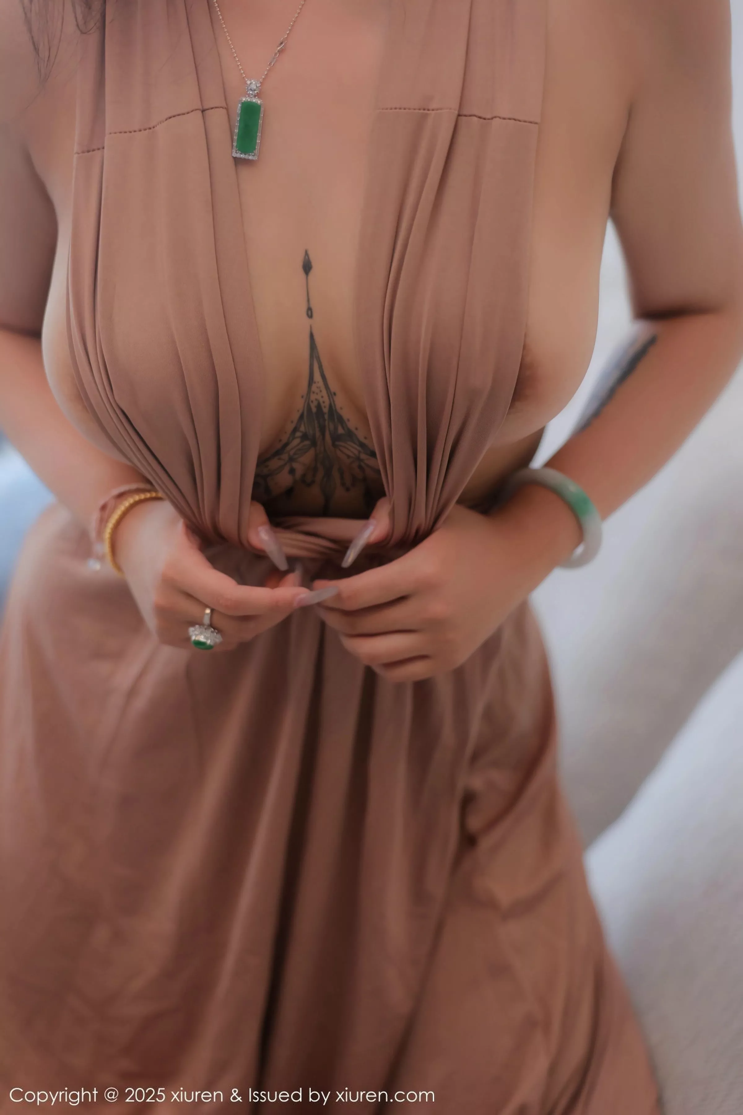 秀人集.com_[XiuRen秀人网]No.10432_模特娜比性感暖灰色长裙配超薄无内黑丝秀凹凸身材撩人诱惑写真87P