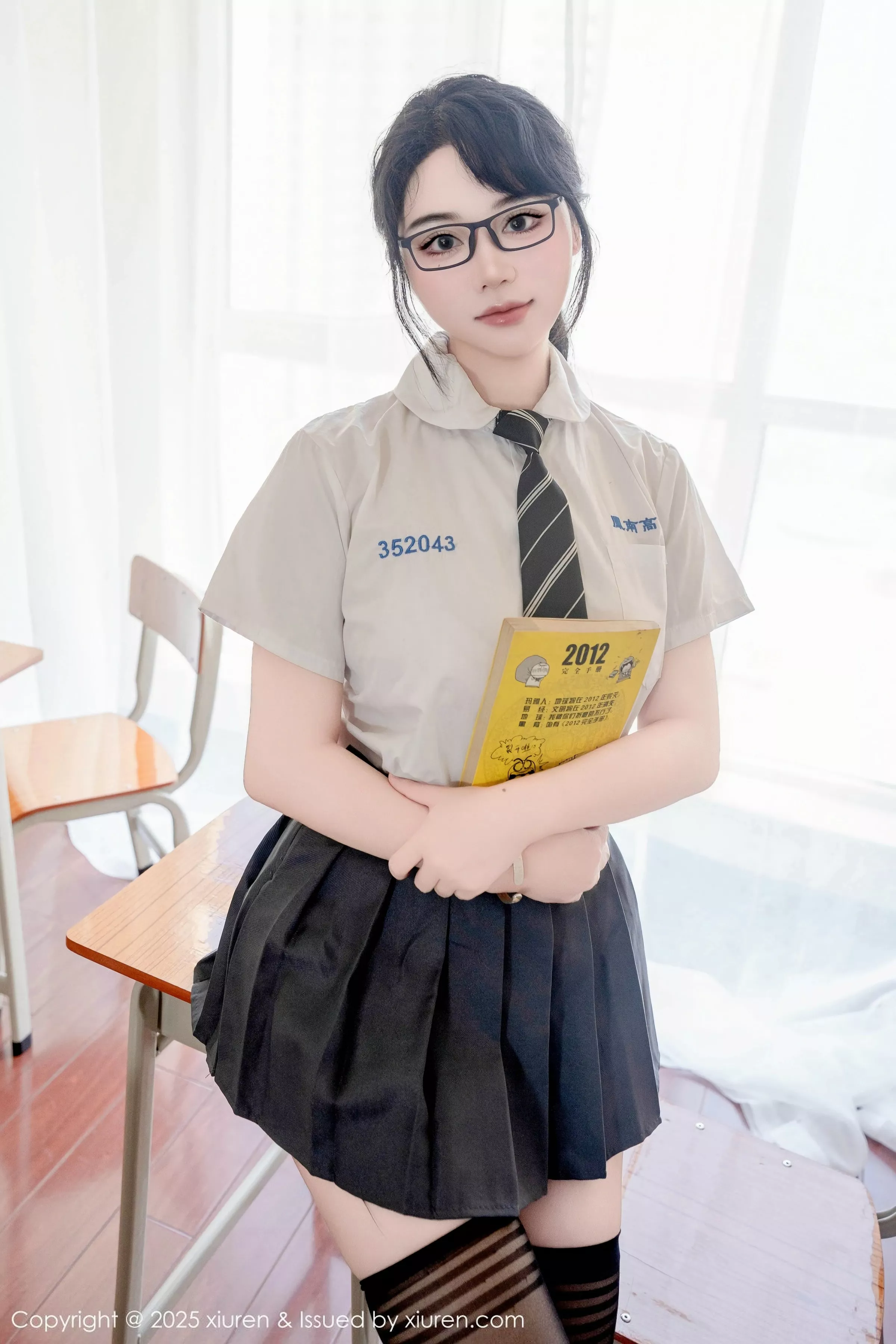 秀人集.com_[XiuRen秀人网]No.10530_模特汐汐爱吃草莓性感学妹服饰配黑色丝袜秀丰满身材诱惑写真85P