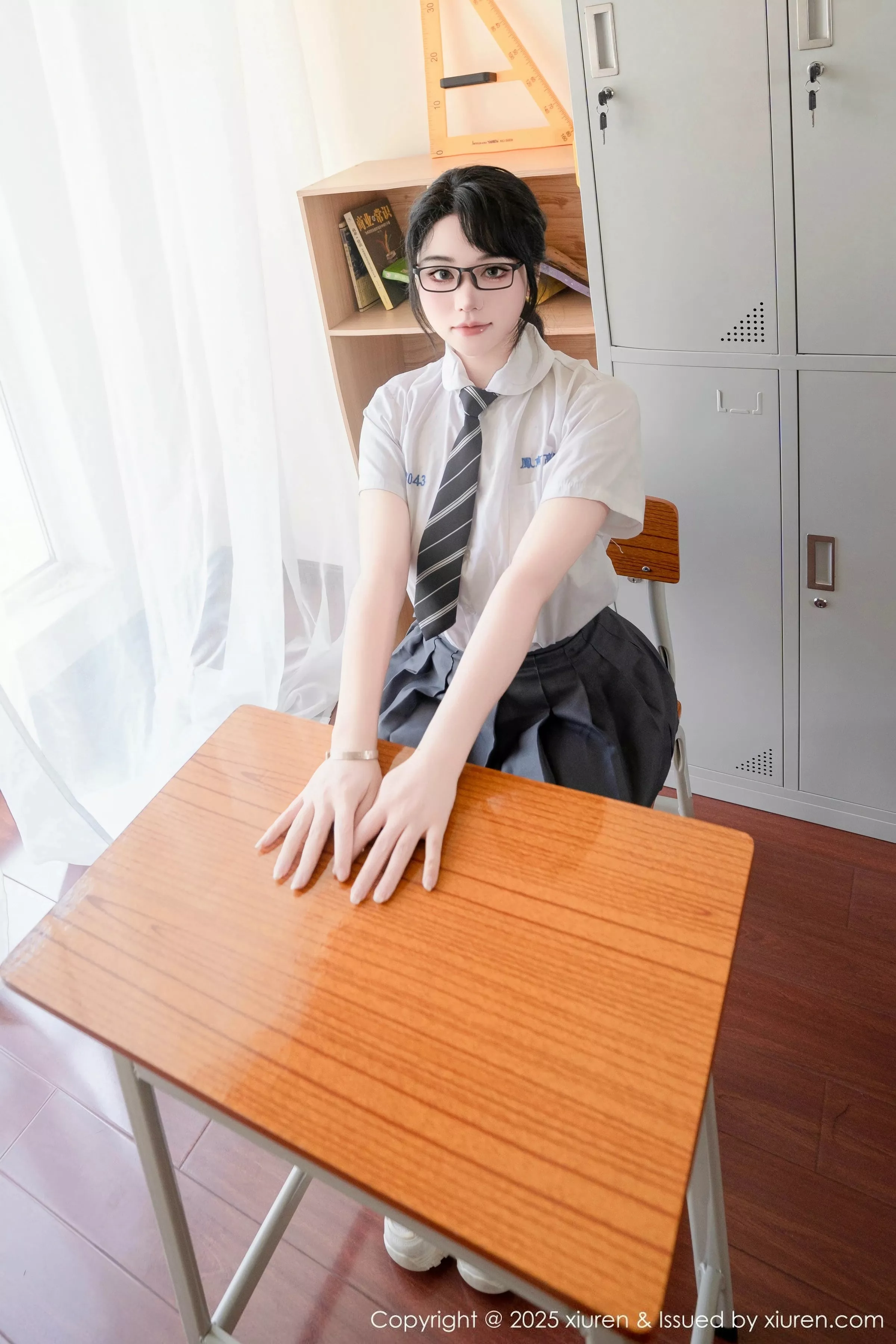 秀人集.com_[XiuRen秀人网]No.10530_模特汐汐爱吃草莓性感学妹服饰配黑色丝袜秀丰满身材诱惑写真85P