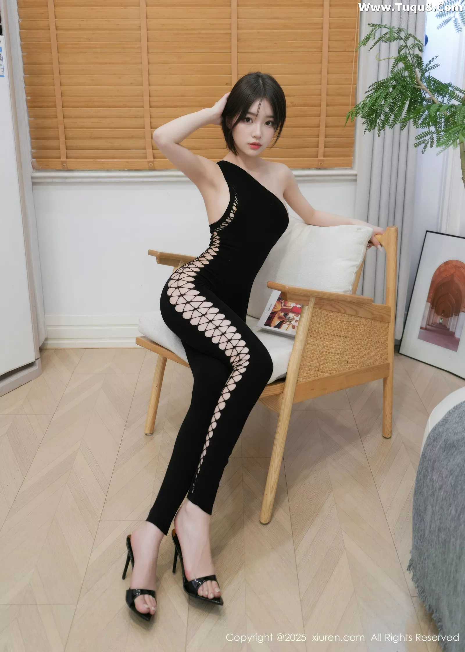 秀人集.com_[XiuRen秀人网]No.10560_模特汁汁性感黑色连体镂空服饰半脱秀翘臀美腿撩人诱惑写真51P