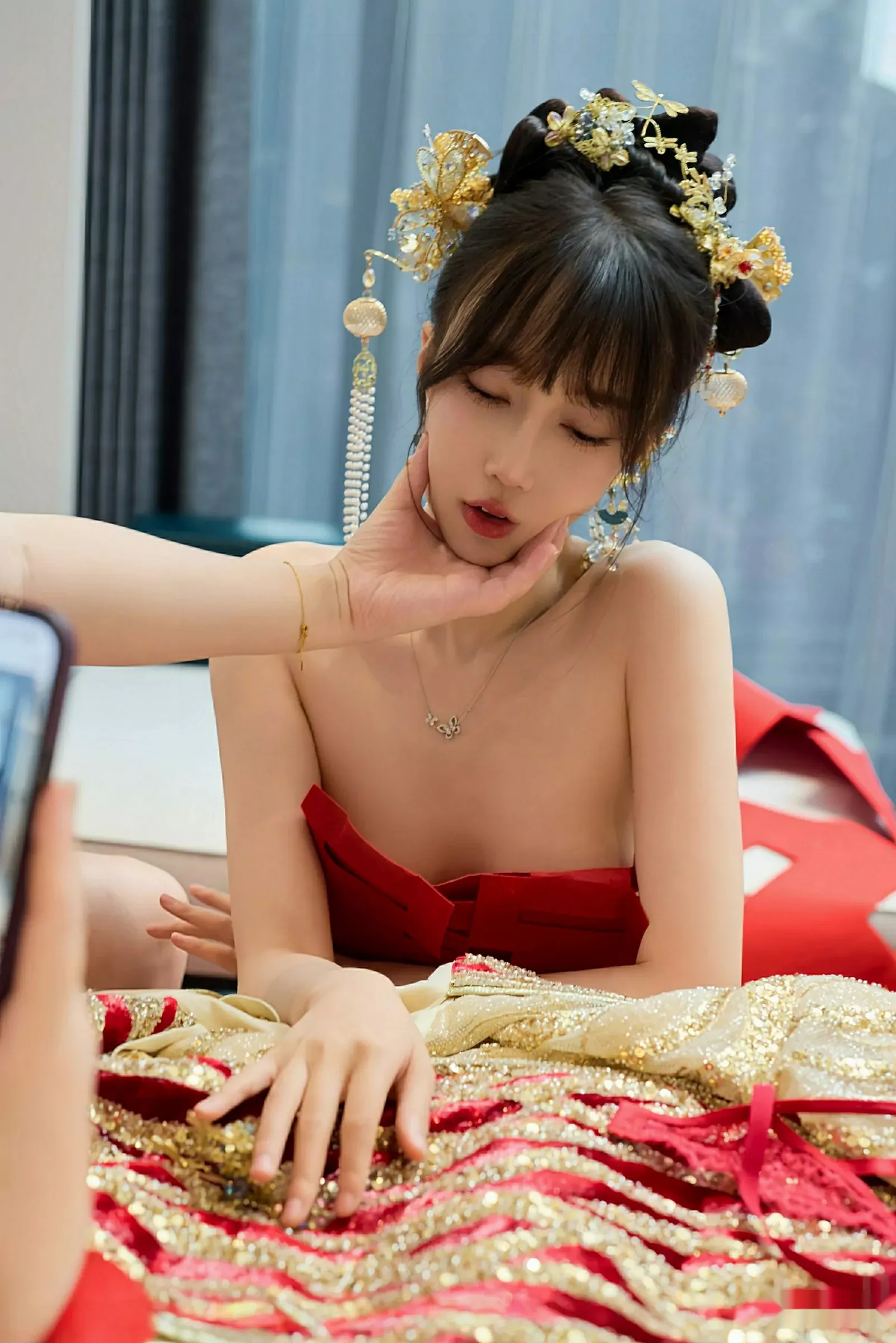 秀人集.com_[XiuRen秀人网]No.10567_模特玥儿玥er性感红色蕾丝内衣配超薄肉丝秀完美身材诱惑写真72P