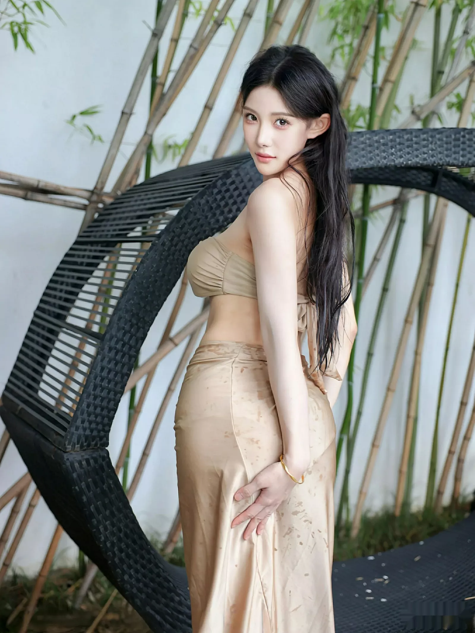 秀人集.com_[XiuRen秀人网]No.10618_模特梨霜儿户外泳池性感金色泳衣半脱秀凹凸身材撩人诱惑写真84P