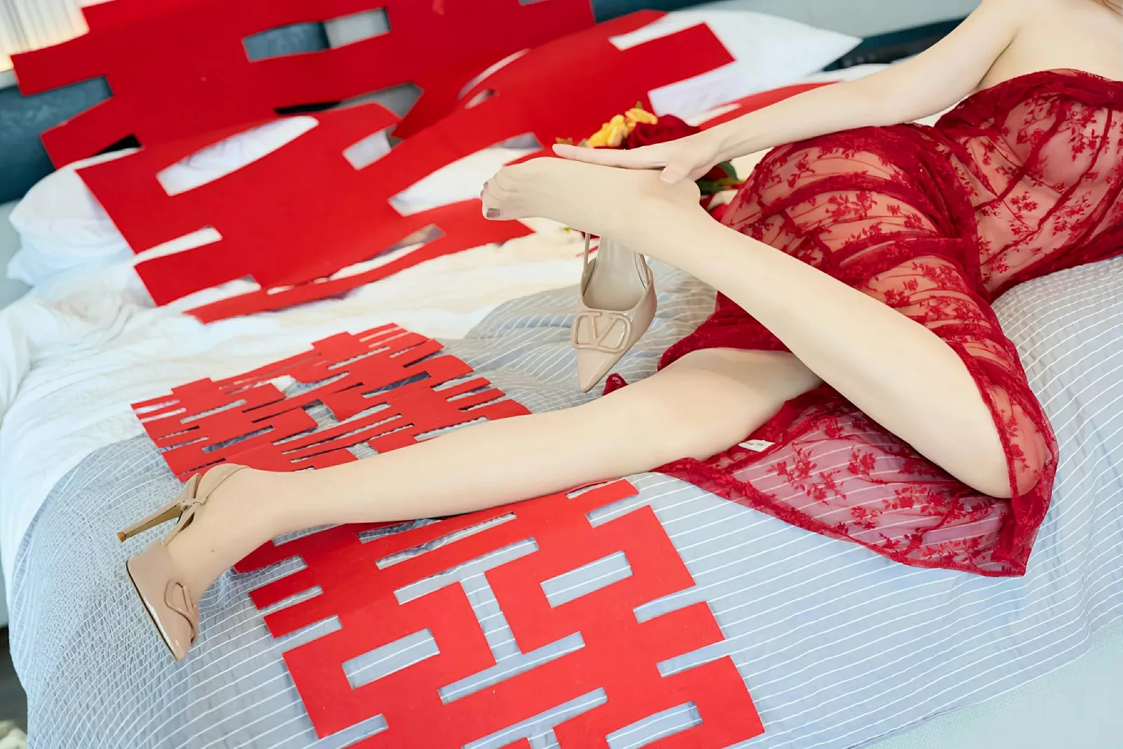 秀人集.com_[XiuRen秀人网]No.10578_模特尹甜甜性感红色新娘晨袍配肉色丝袜秀完美身材迷人诱惑写真69P