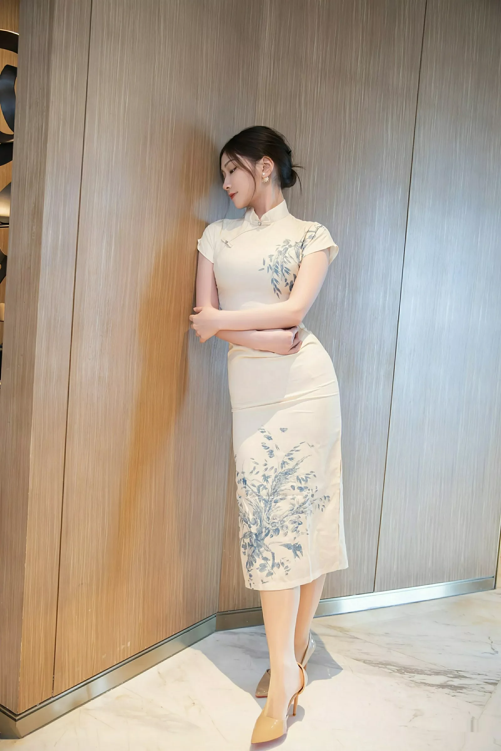 秀人集.com_[XiuRen秀人网]No.10605_模特刘婷婷性感浅色旗袍露红色内衣配开档肉丝秀美腿诱惑写真72P