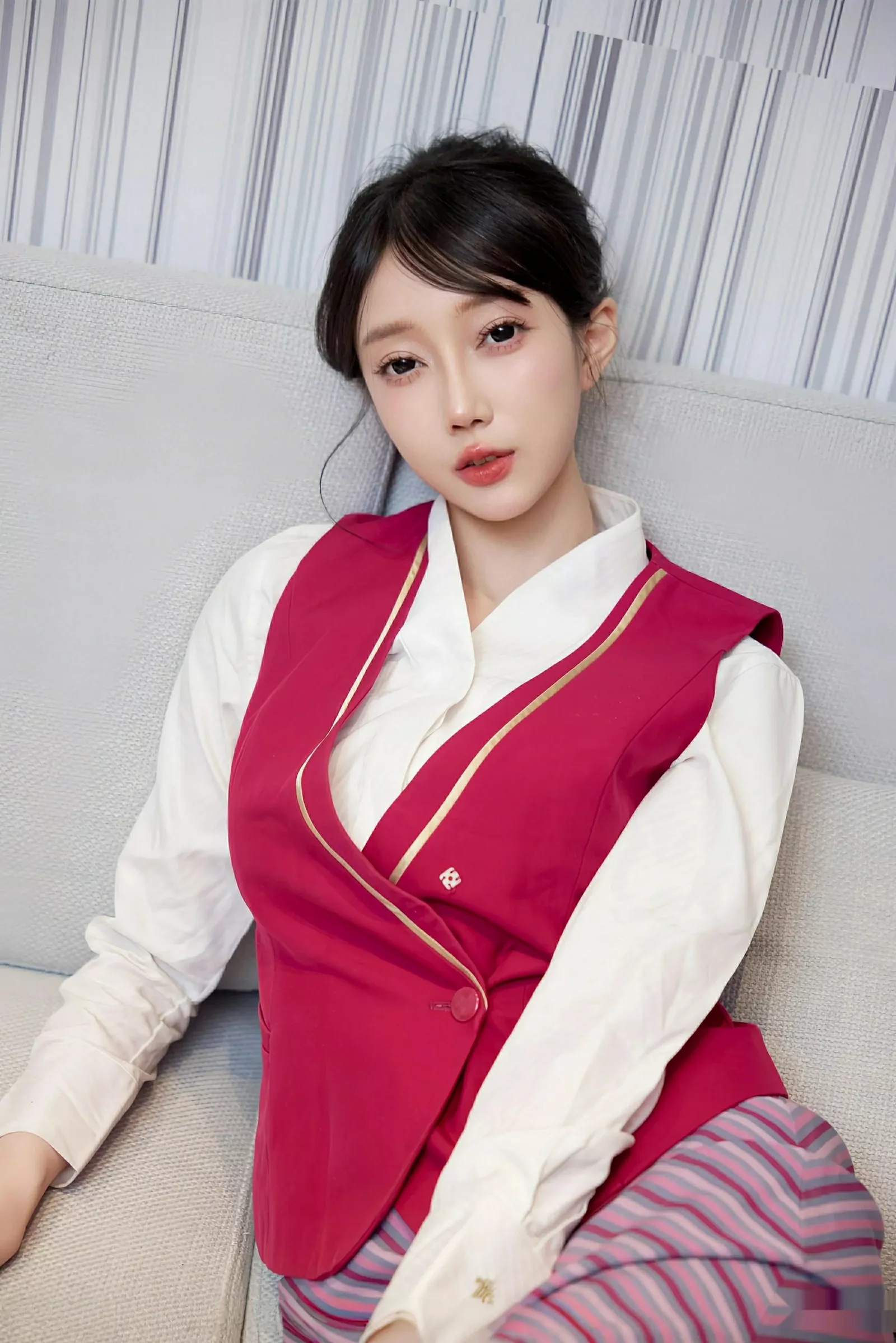 秀人集.com_[XiuRen秀人网]No.10620_模特玥儿玥er性感空姐制服配超薄黑丝秀曼妙身姿迷人诱惑写真70P