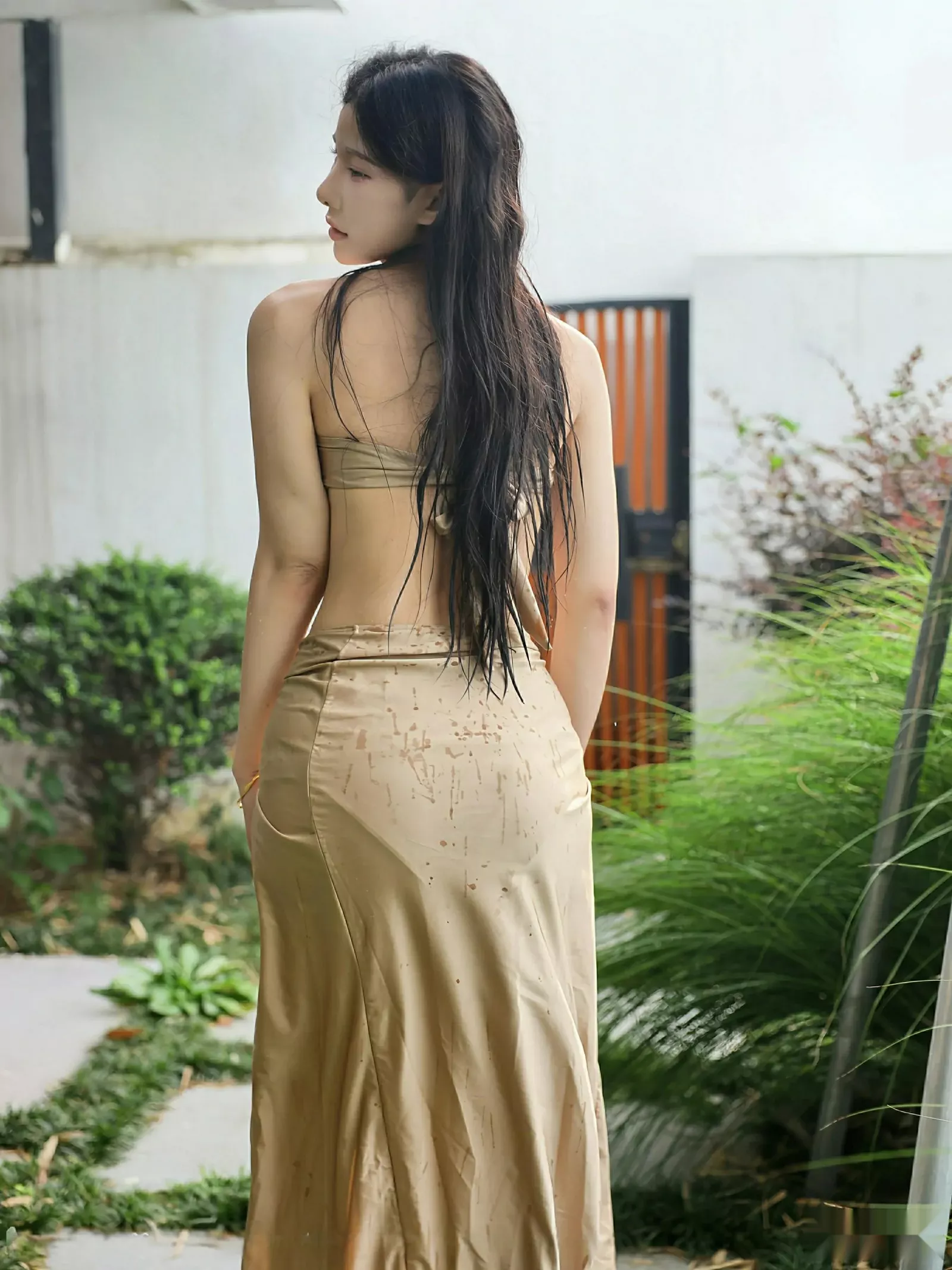 秀人集.com_[XiuRen秀人网]No.10618_模特梨霜儿户外泳池性感金色泳衣半脱秀凹凸身材撩人诱惑写真84P