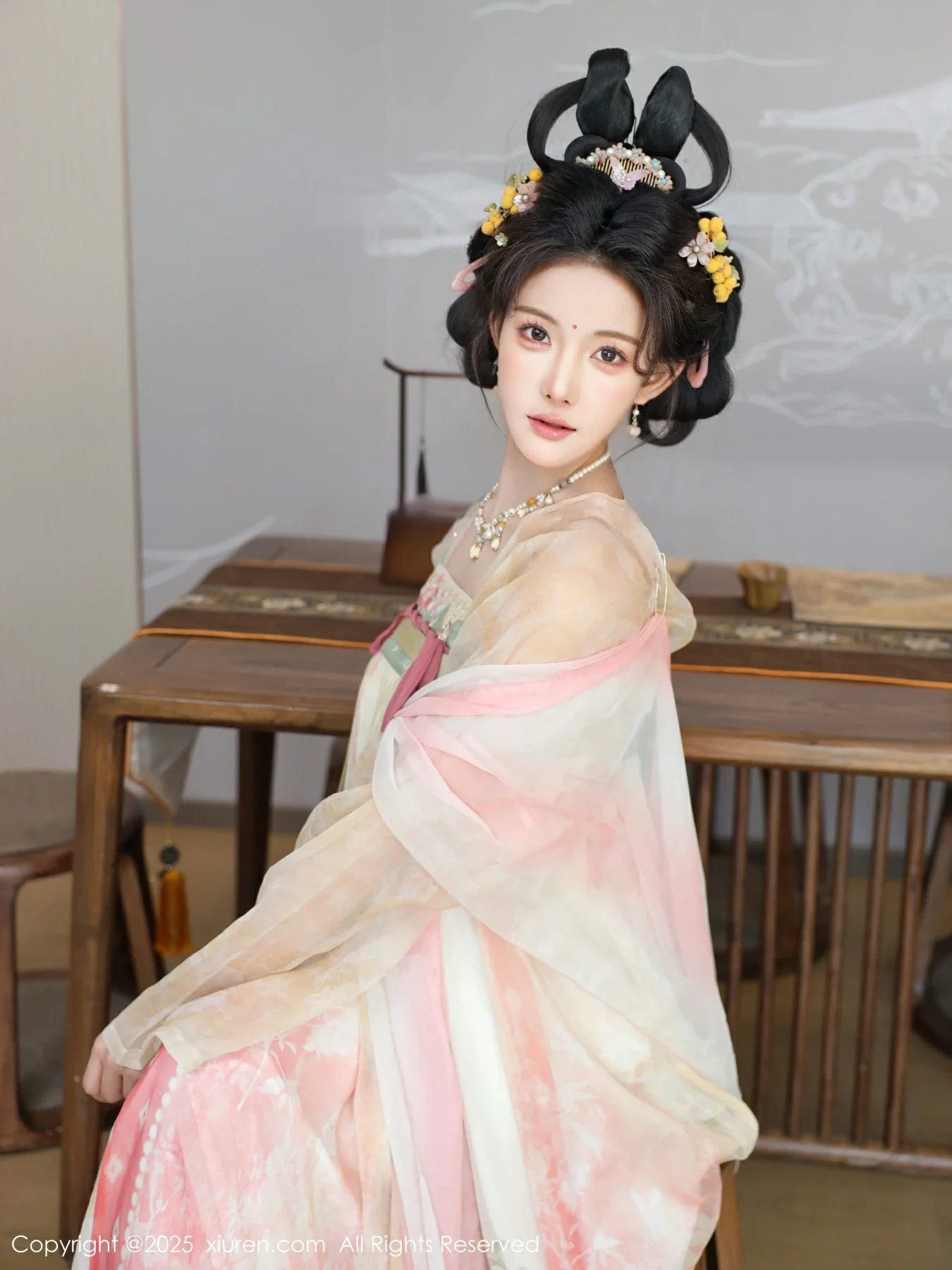 秀人集.com_[XiuRen秀人网]No.10645_模特梨霜儿古典主题性感浅色古装服饰秀丰腴身材迷人美腿写真82P